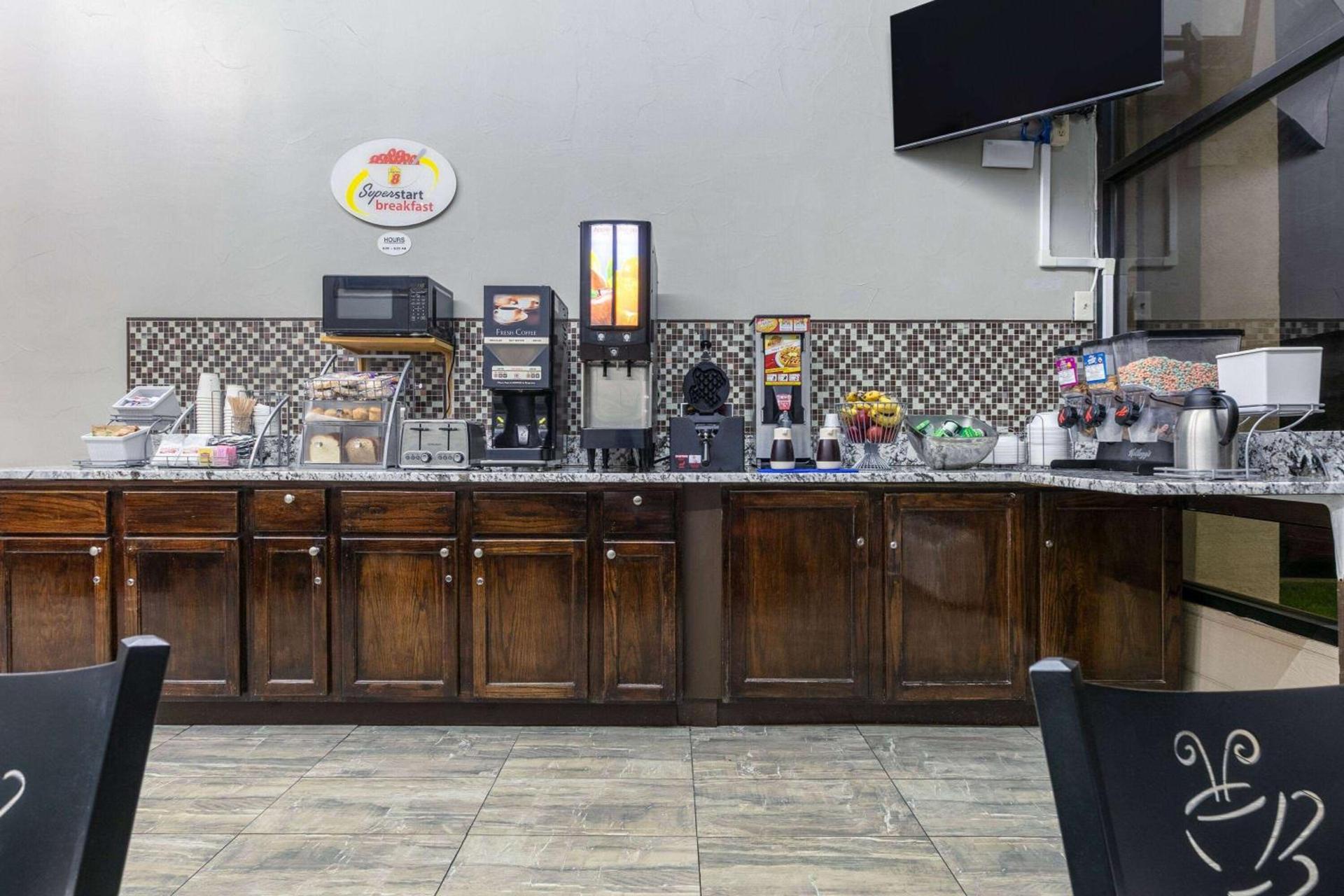 Super 8 by Wyndham Grand Prairie North photo 19