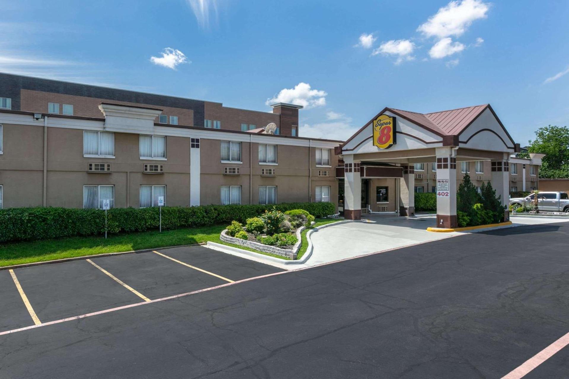 Super 8 by Wyndham Grand Prairie North photo 22