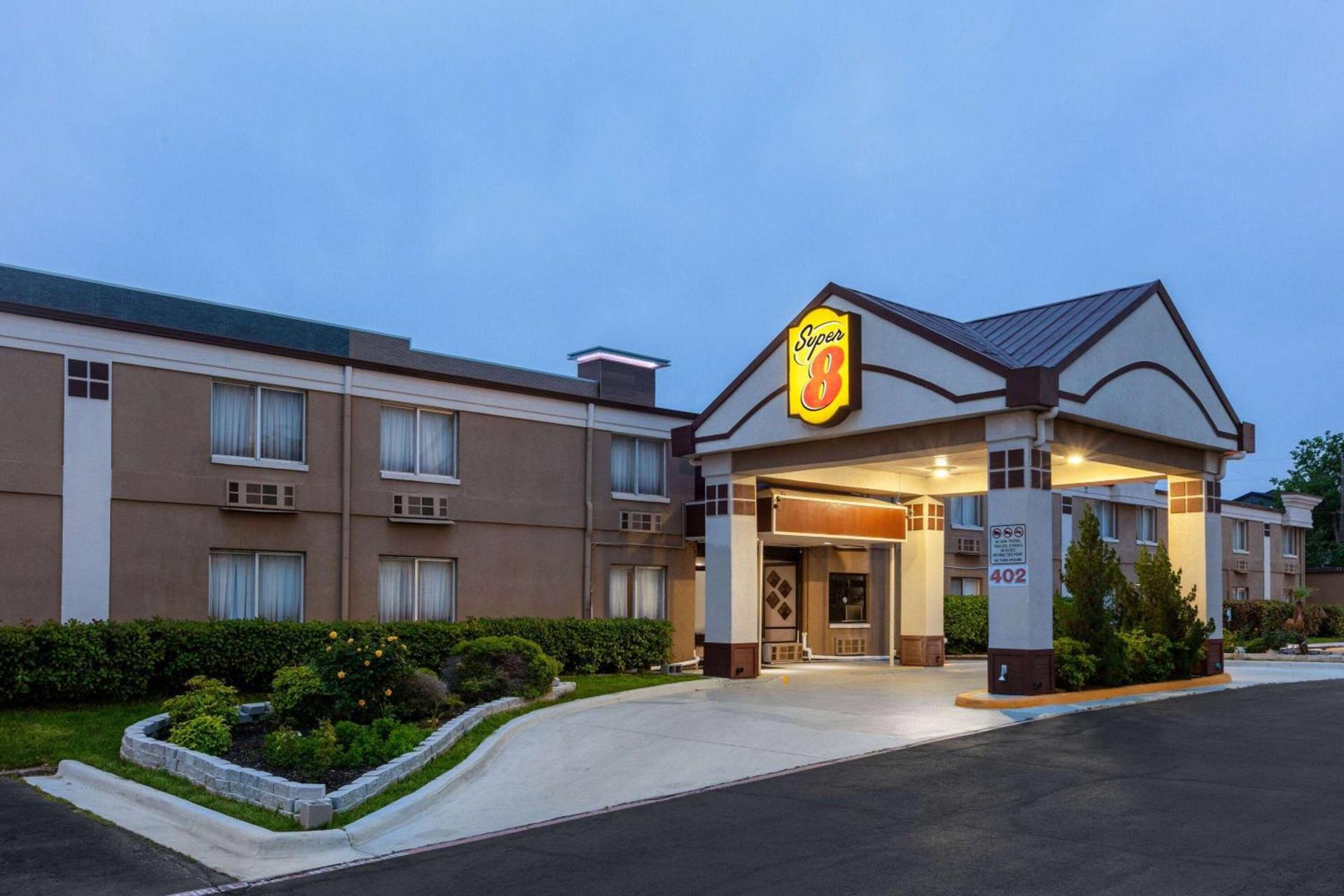 Super 8 by Wyndham Grand Prairie North photo 23
