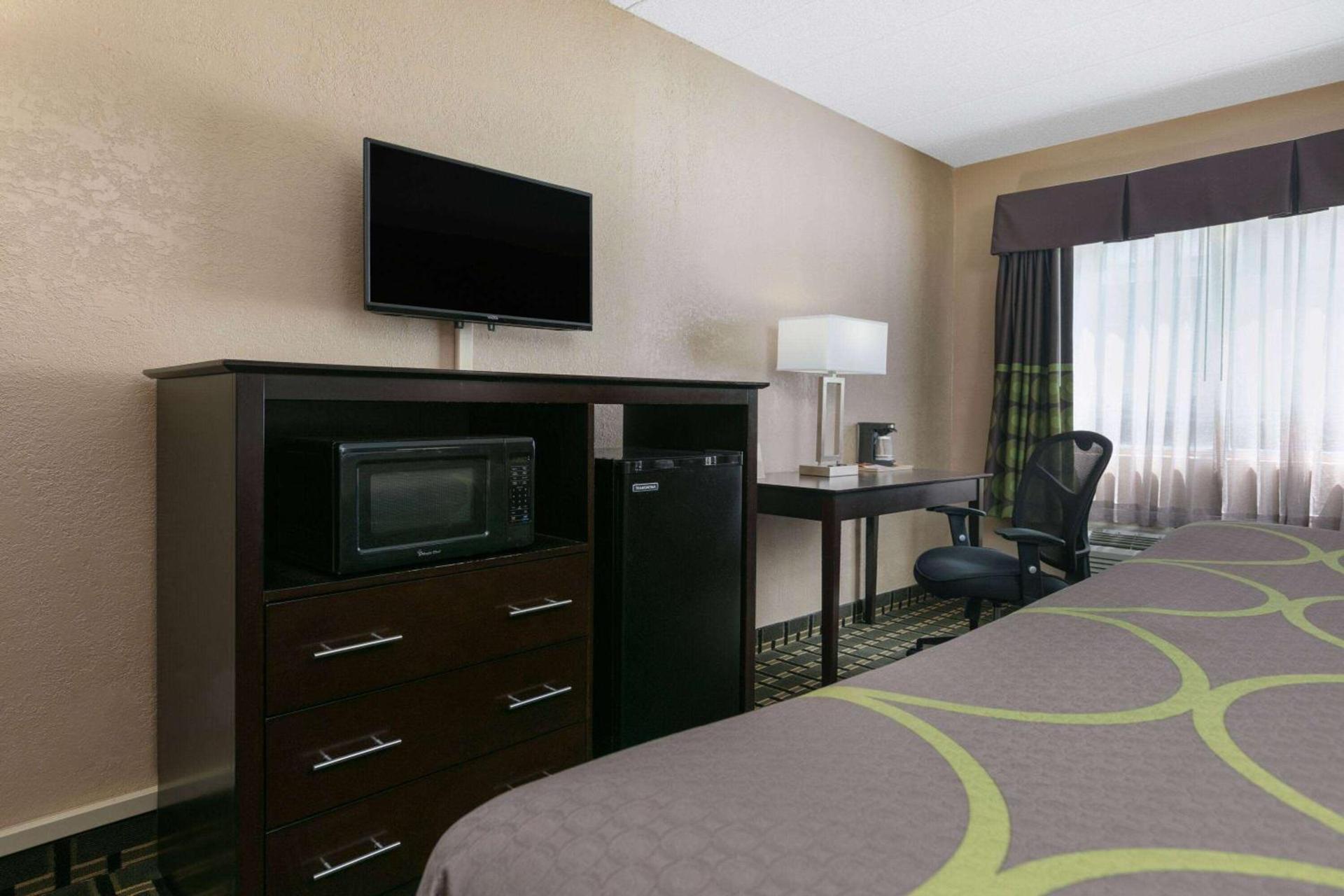 Super 8 by Wyndham Grand Prairie North photo 14