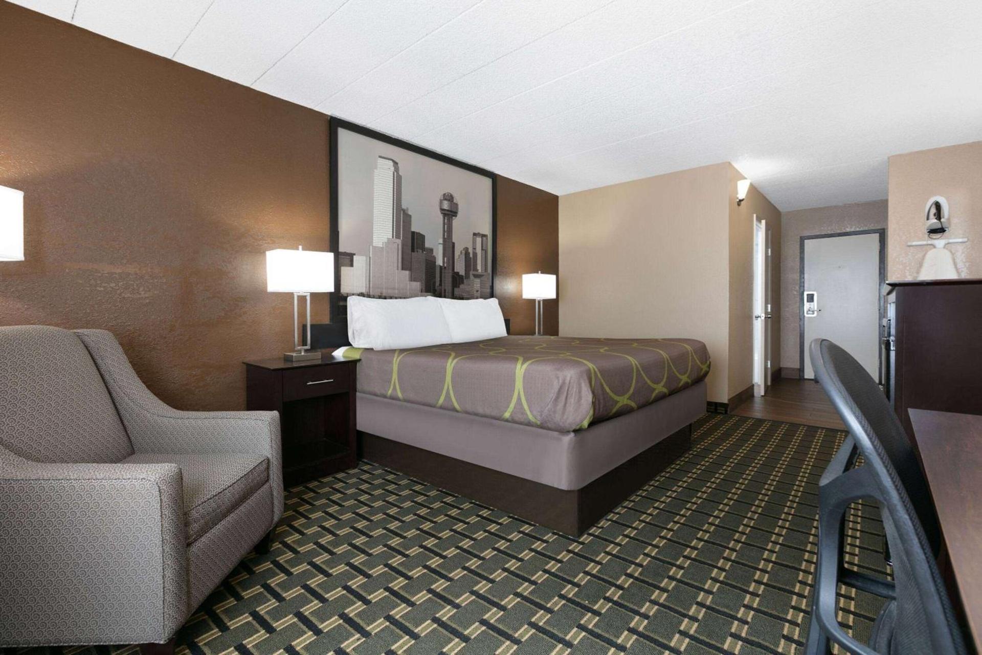 Super 8 by Wyndham Grand Prairie North photo 11