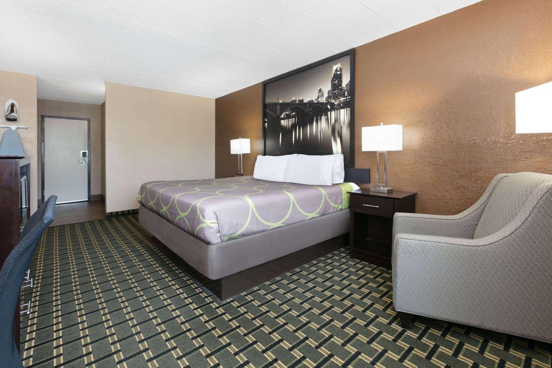 Super 8 by Wyndham Grand Prairie North photo 13