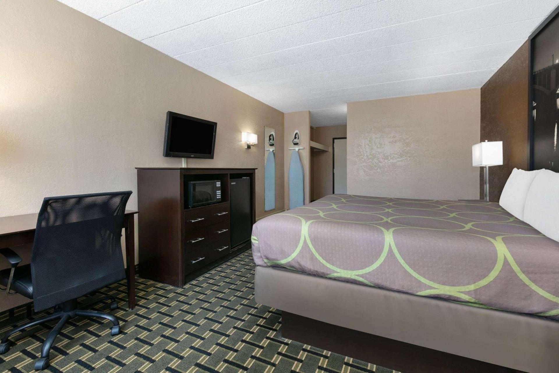 Super 8 by Wyndham Grand Prairie North photo 17