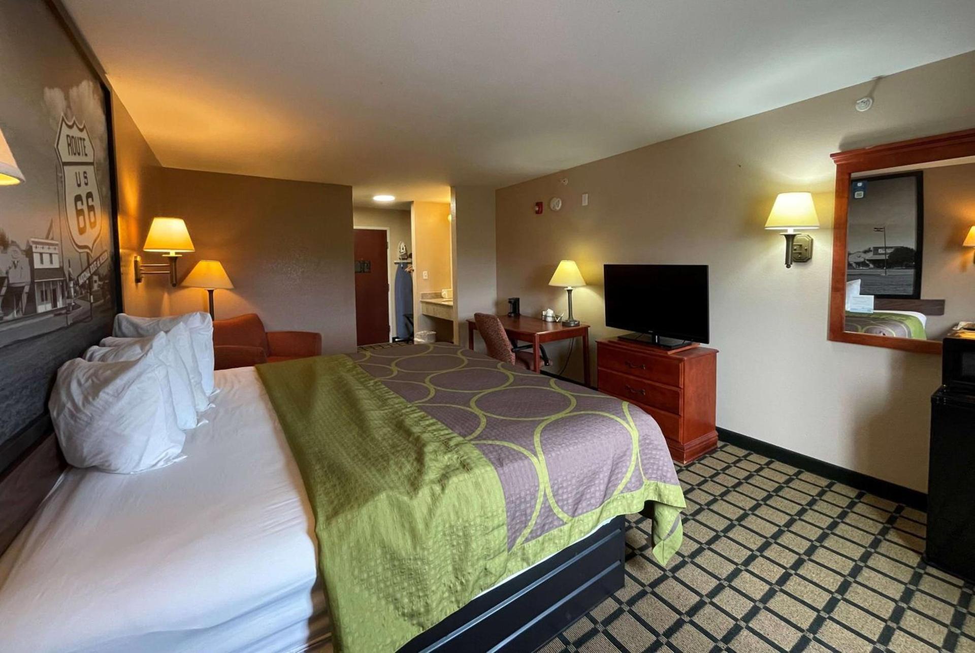 Super 8 by Wyndham Rolla photo 12