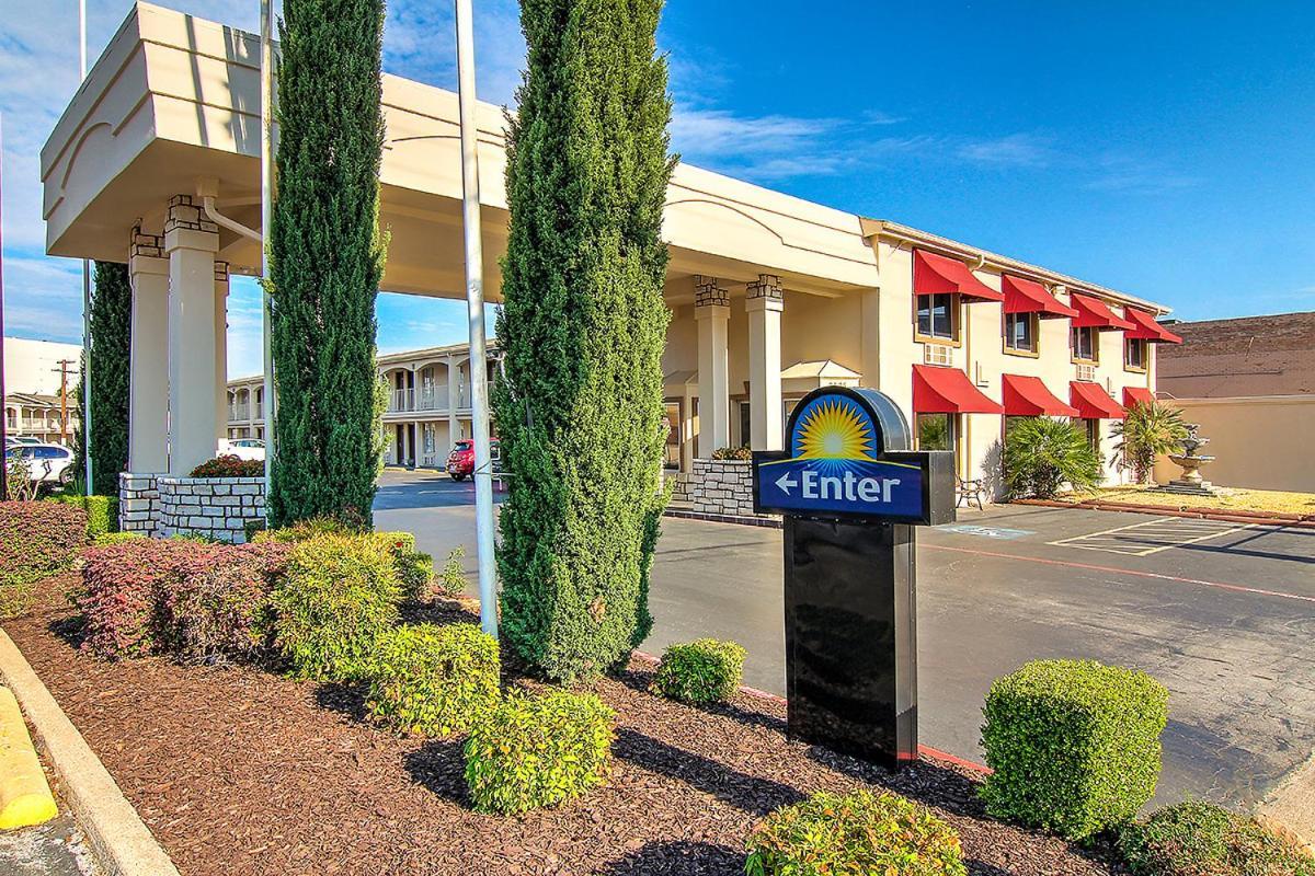 Days Inn by Wyndham Market Center Dallas Love Field photo 1