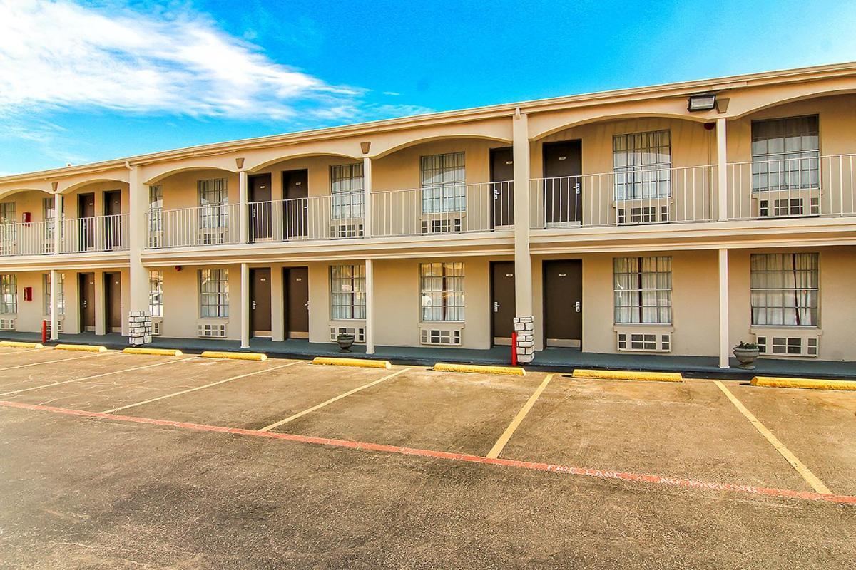 Days Inn by Wyndham Market Center Dallas Love Field photo 7