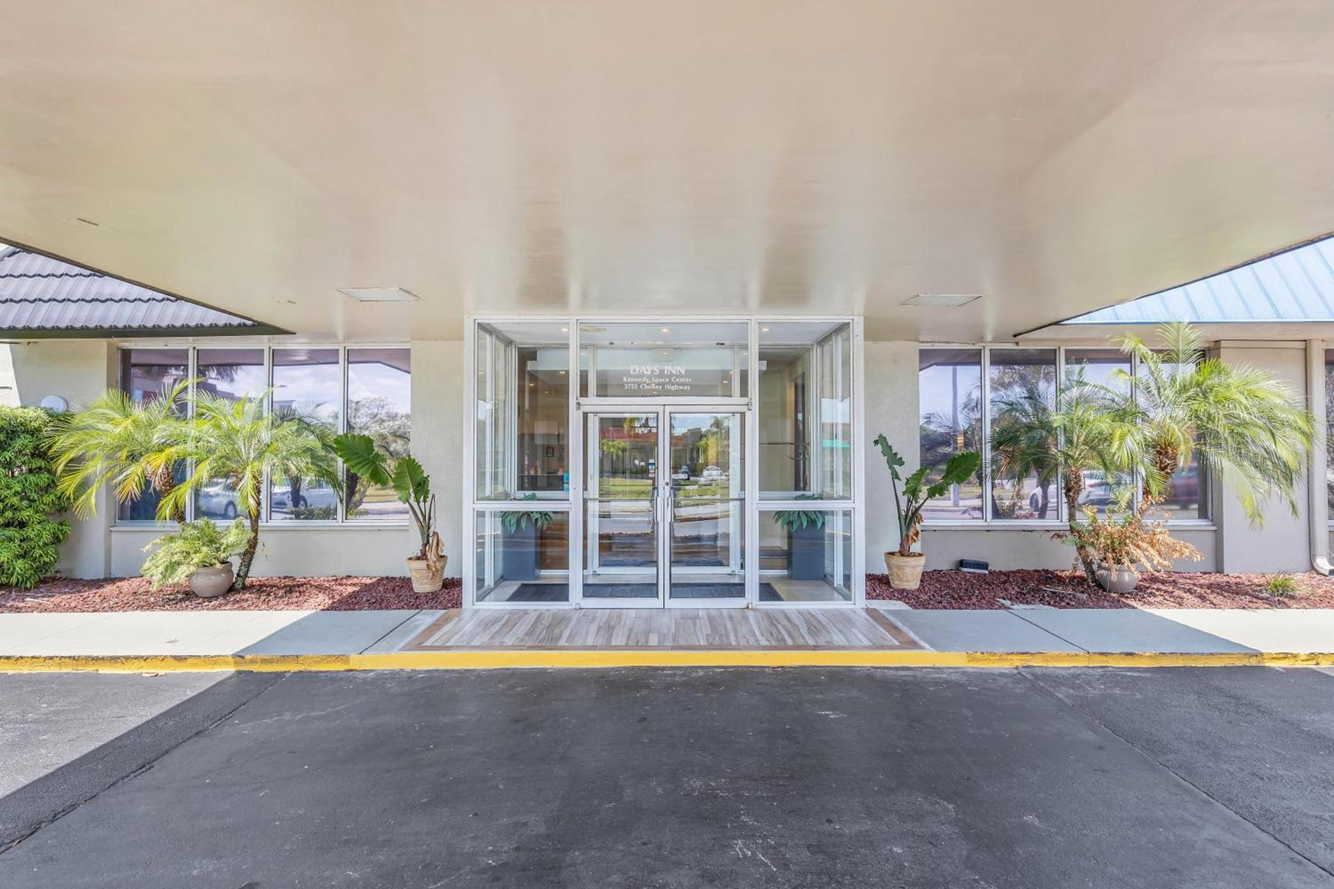 Days Inn by Wyndham Titusville Kennedy Space Center photo 74