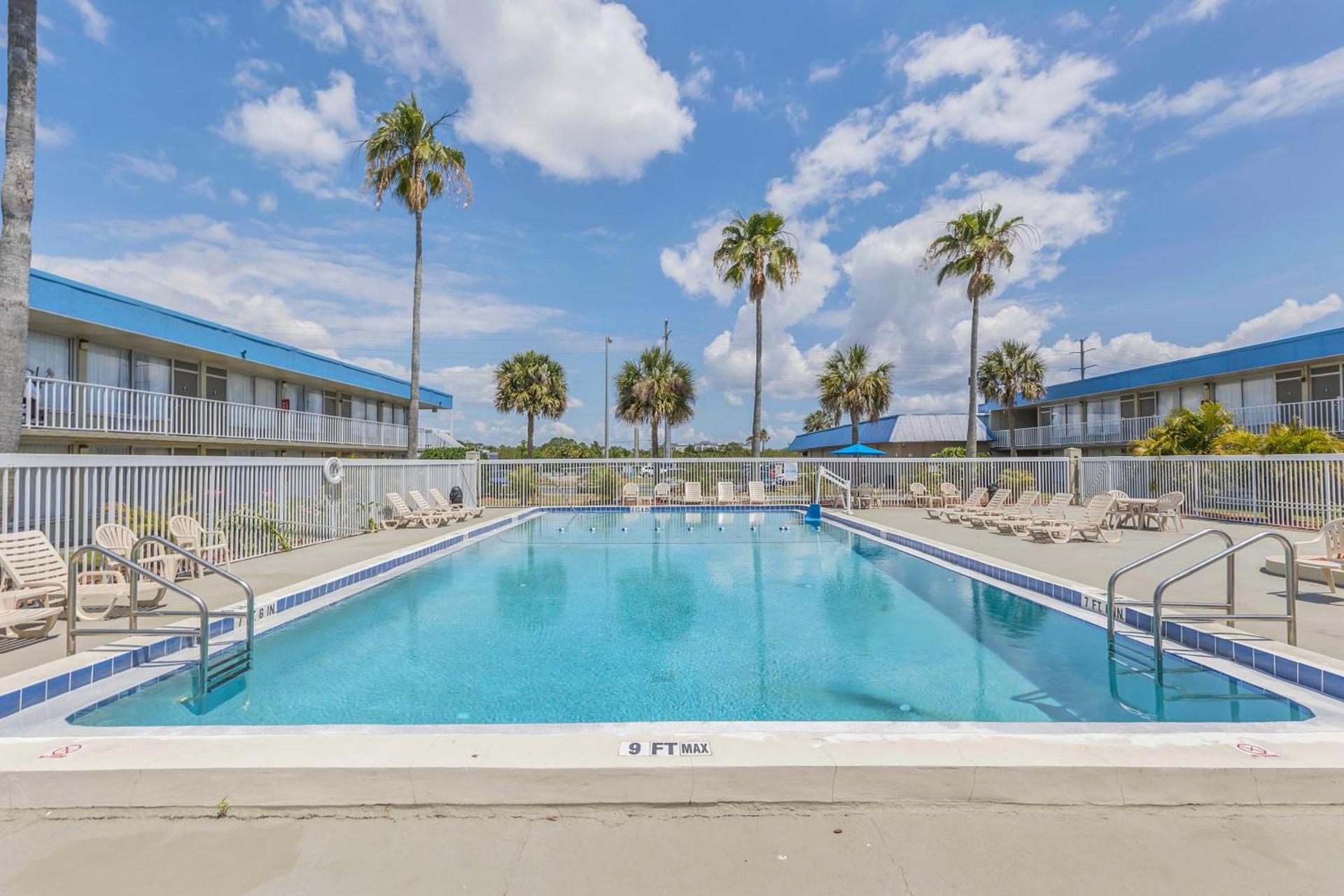 Days Inn by Wyndham Titusville Kennedy Space Center photo 81