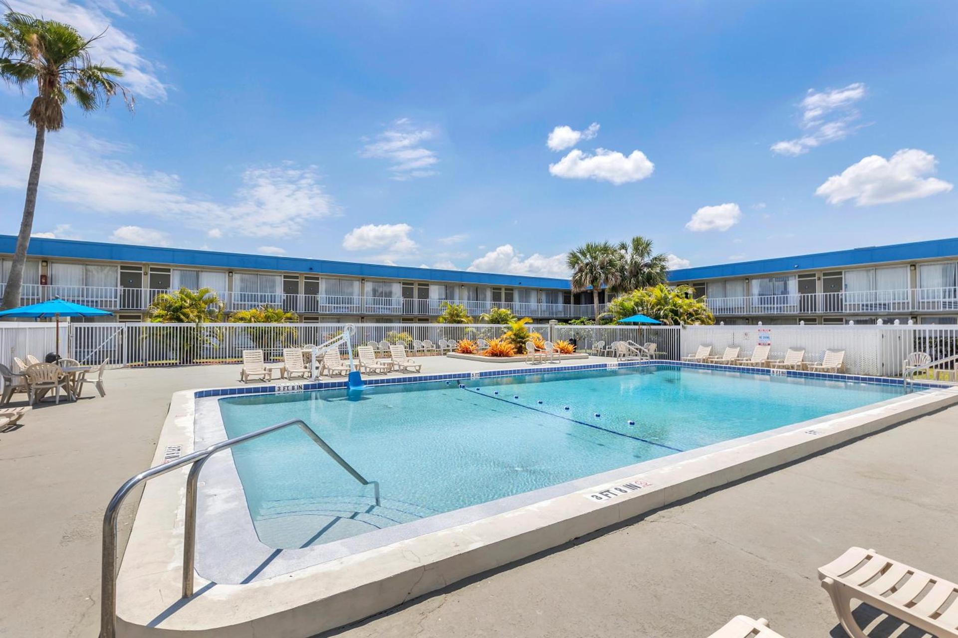 Days Inn by Wyndham Titusville Kennedy Space Center photo 82