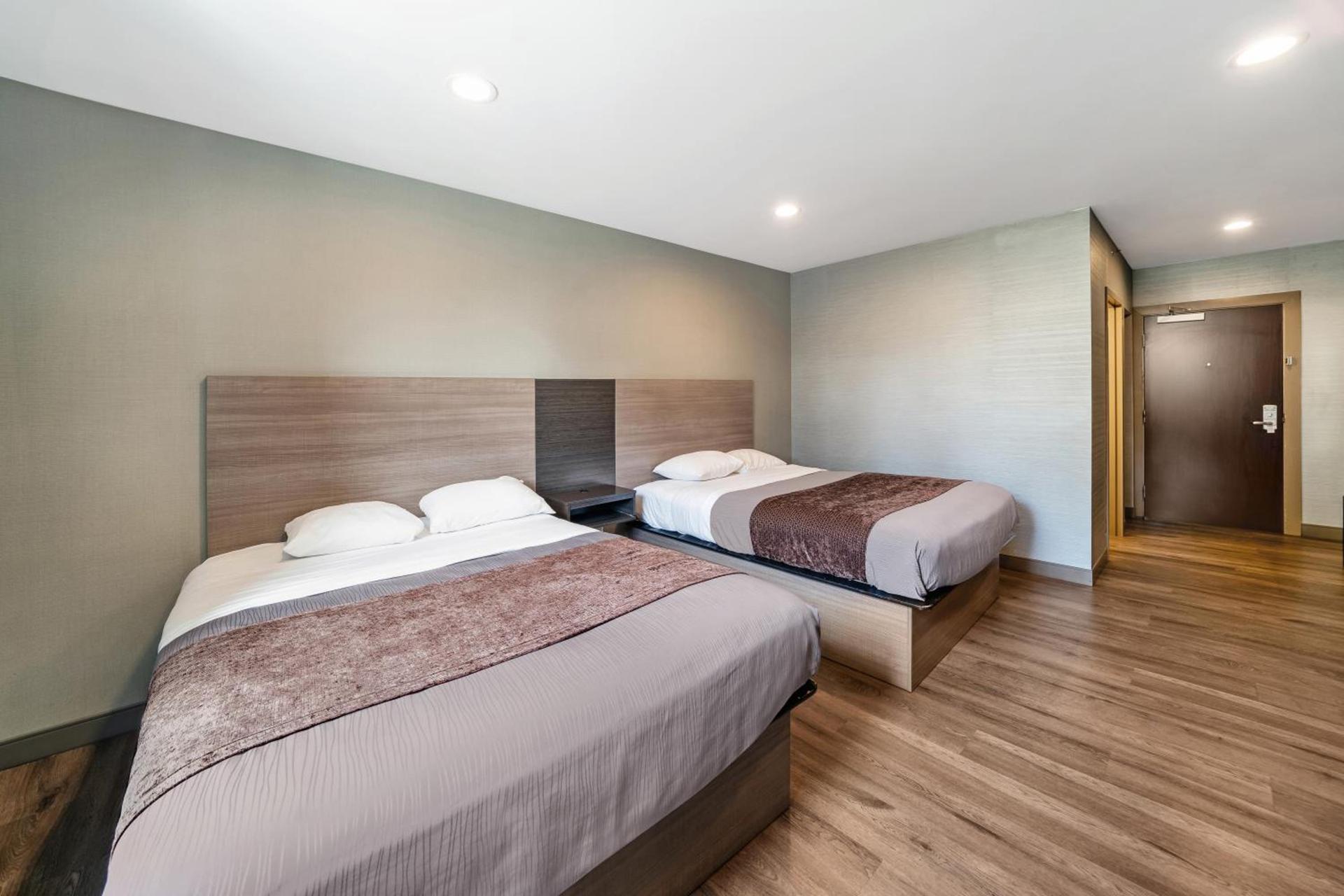 Americas Best Value Inn Foxboro photo 4