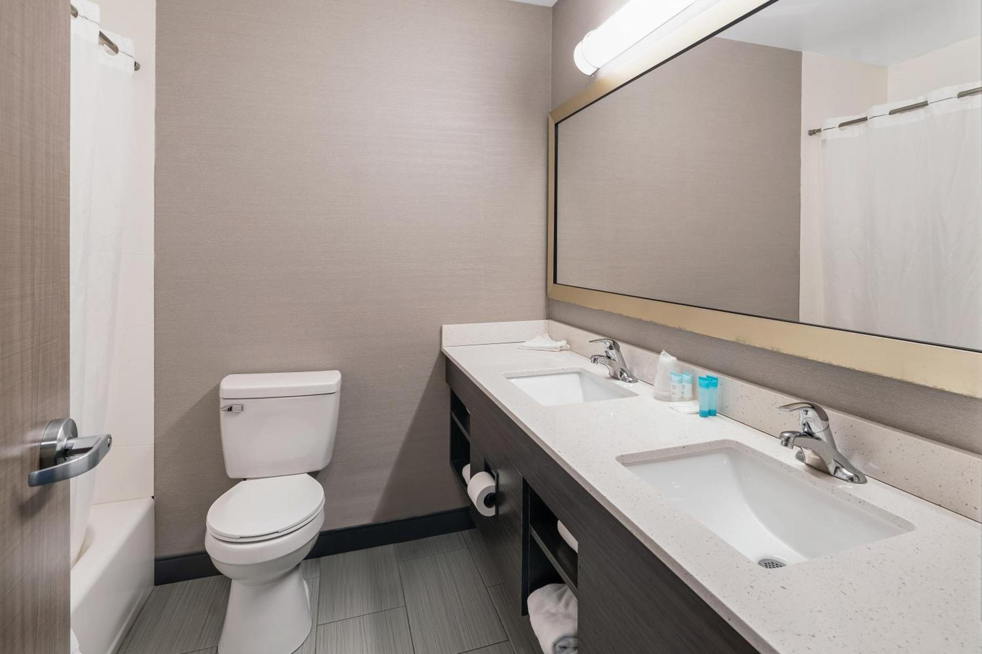 Americas Best Value Inn Foxboro photo 9