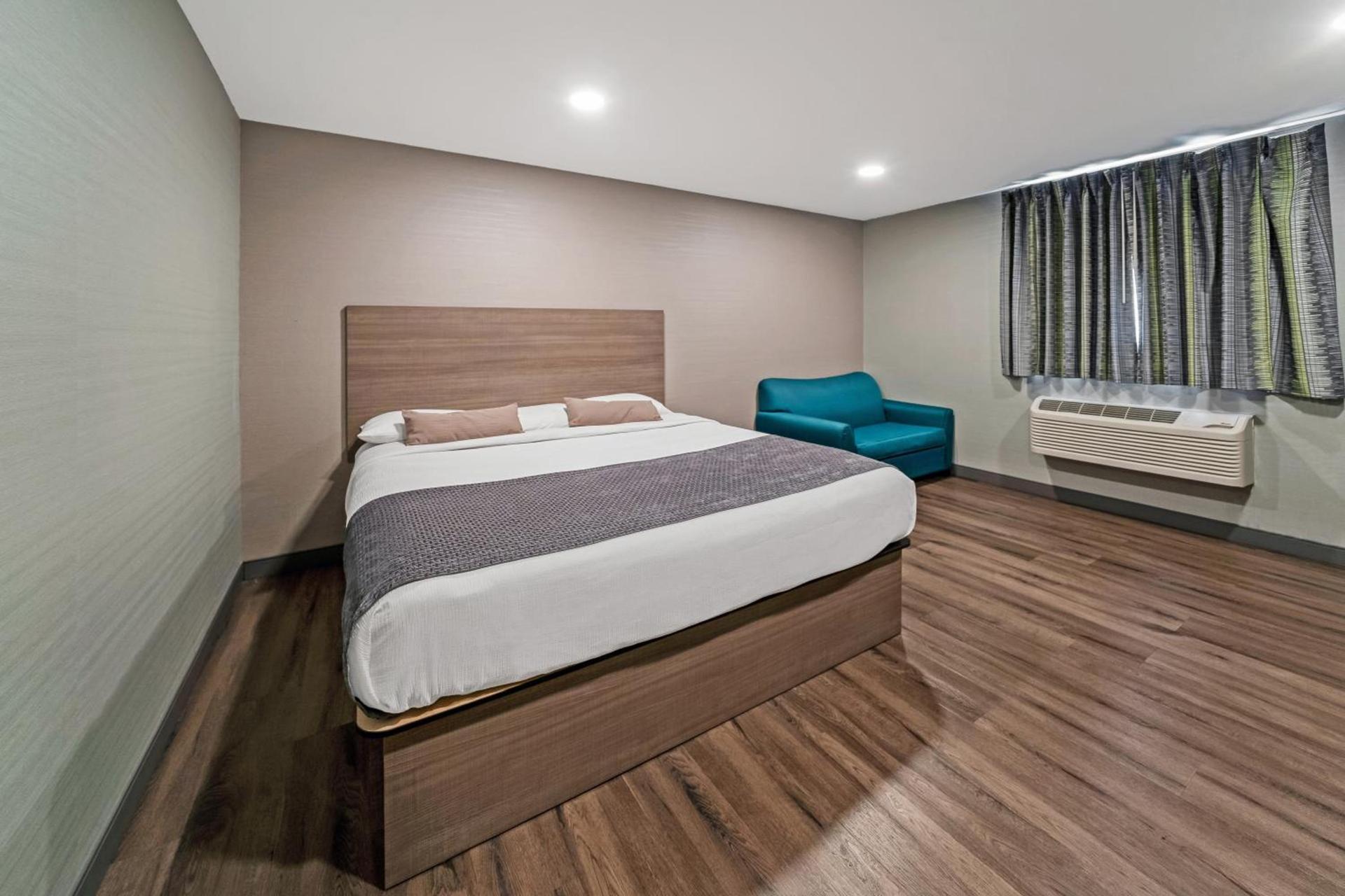 Americas Best Value Inn Foxboro photo 8
