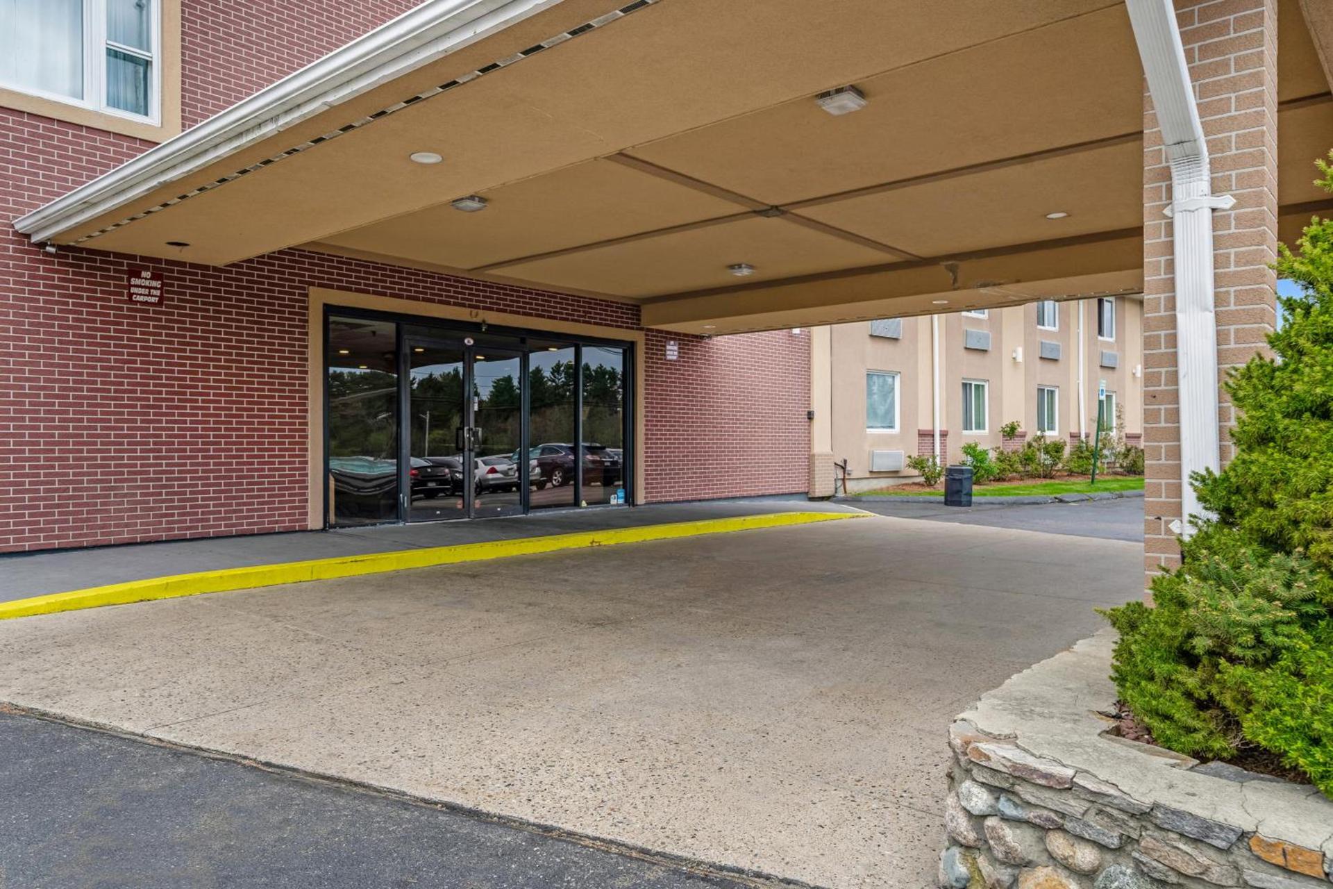 Americas Best Value Inn Foxboro photo 15
