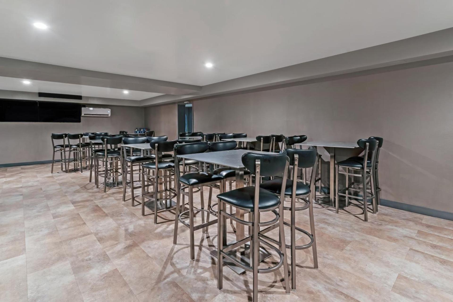 Americas Best Value Inn Foxboro photo 21