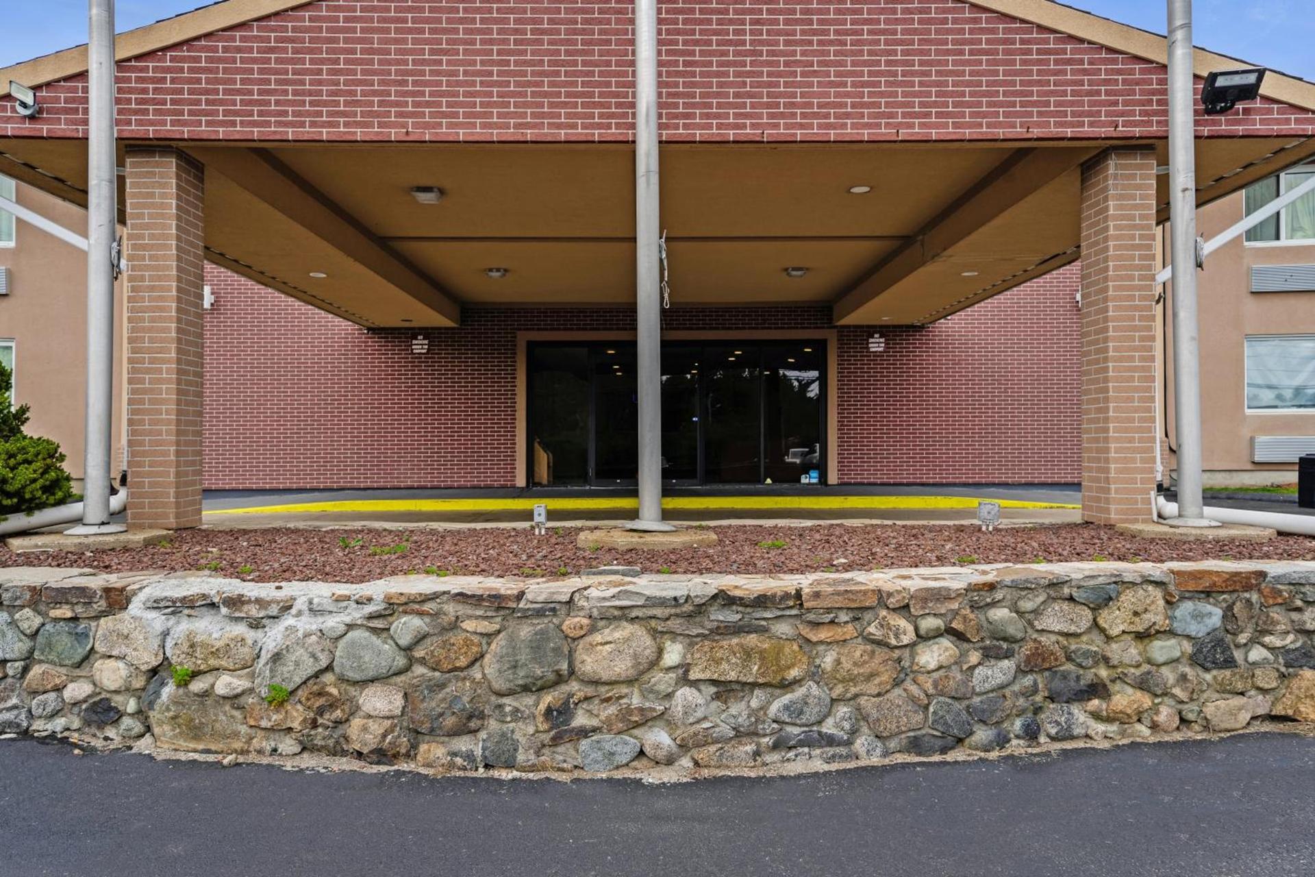 Americas Best Value Inn Foxboro photo 31