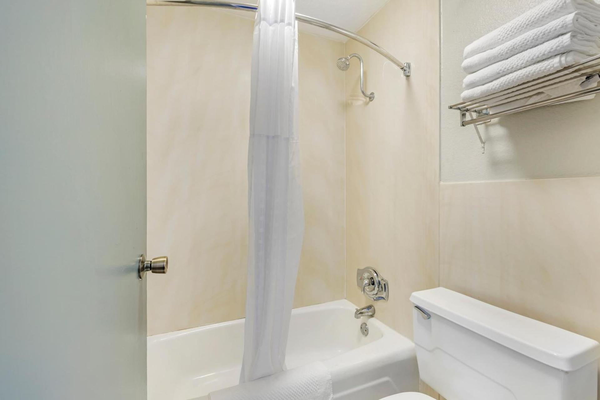 Quality Inn & Suites Santee I-95 photo 38