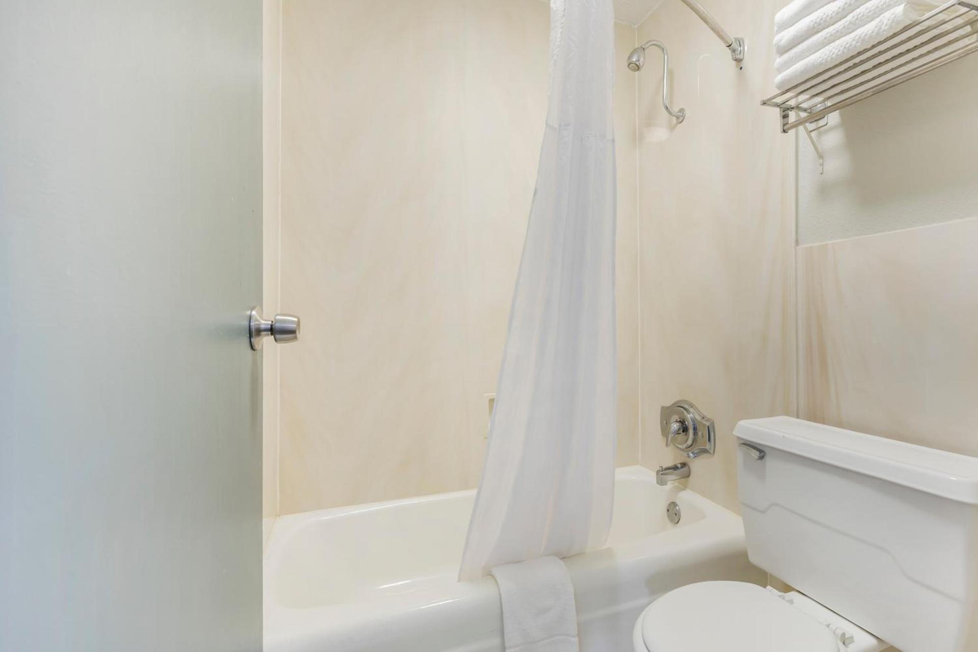Quality Inn & Suites Santee I-95 photo 37