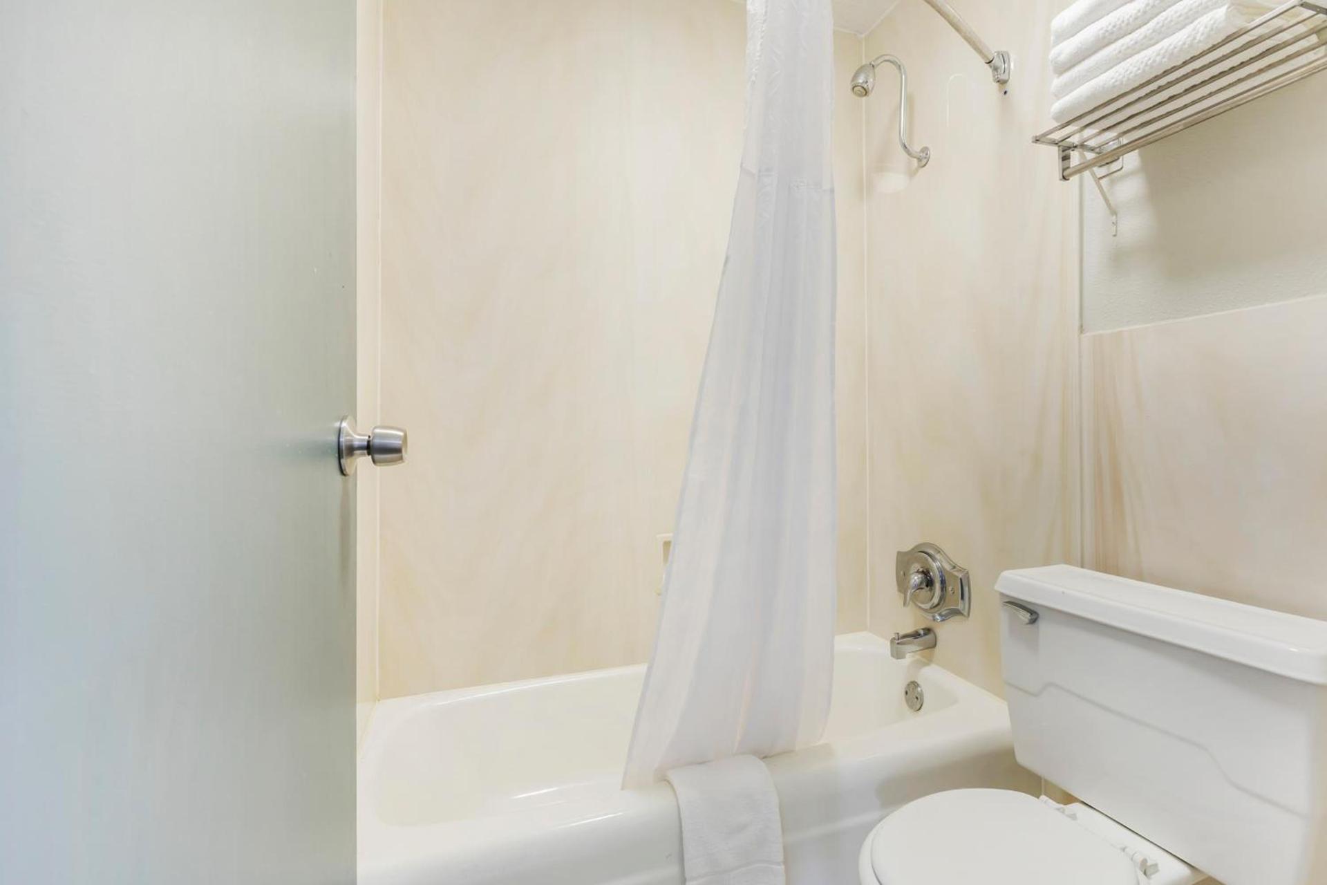 Quality Inn & Suites Santee I-95 photo 36