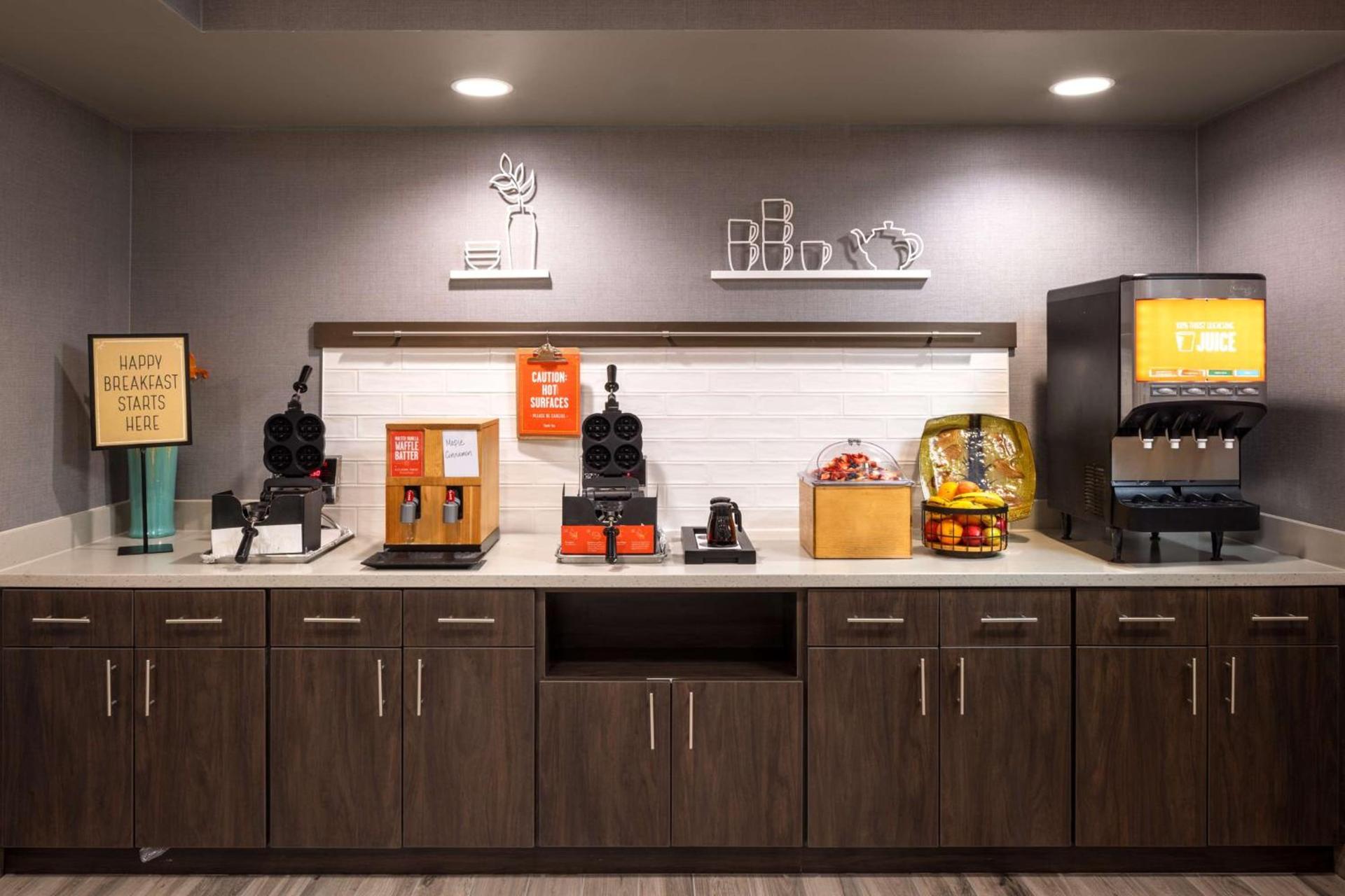 Hampton Inn & Suites Manteca photo 12