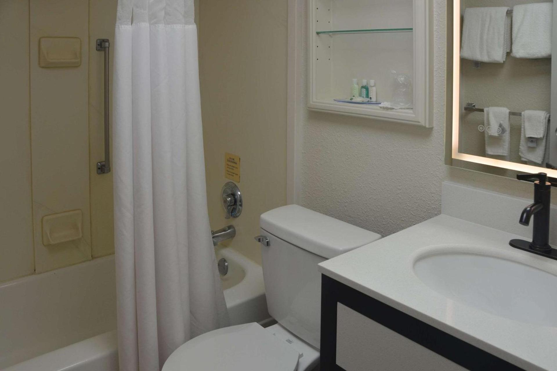 Quality Inn Perrysburg - Toledo South photo 14