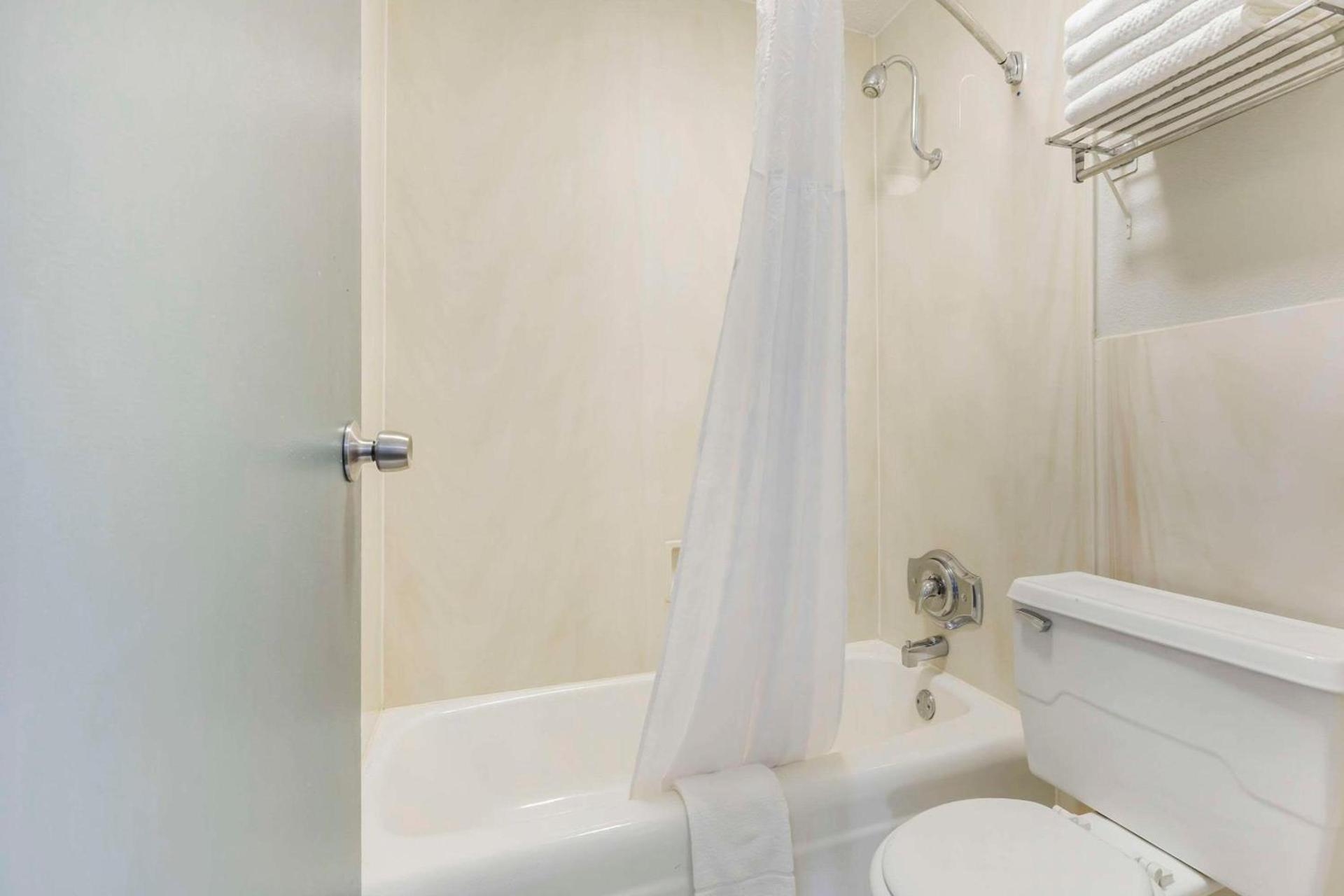 Quality Inn & Suites Santee I-95 photo 11