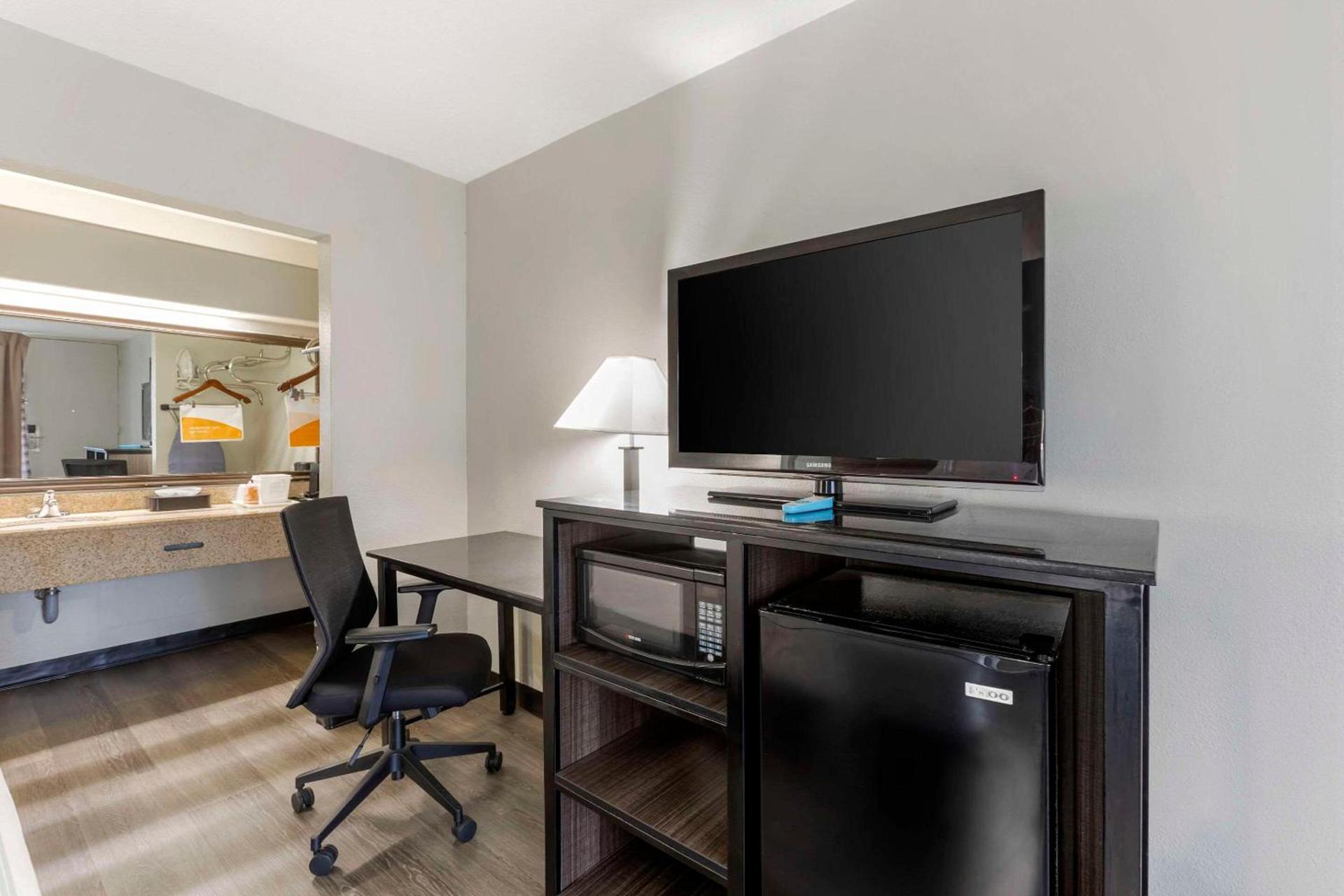 Quality Inn & Suites Santee I-95 photo 17