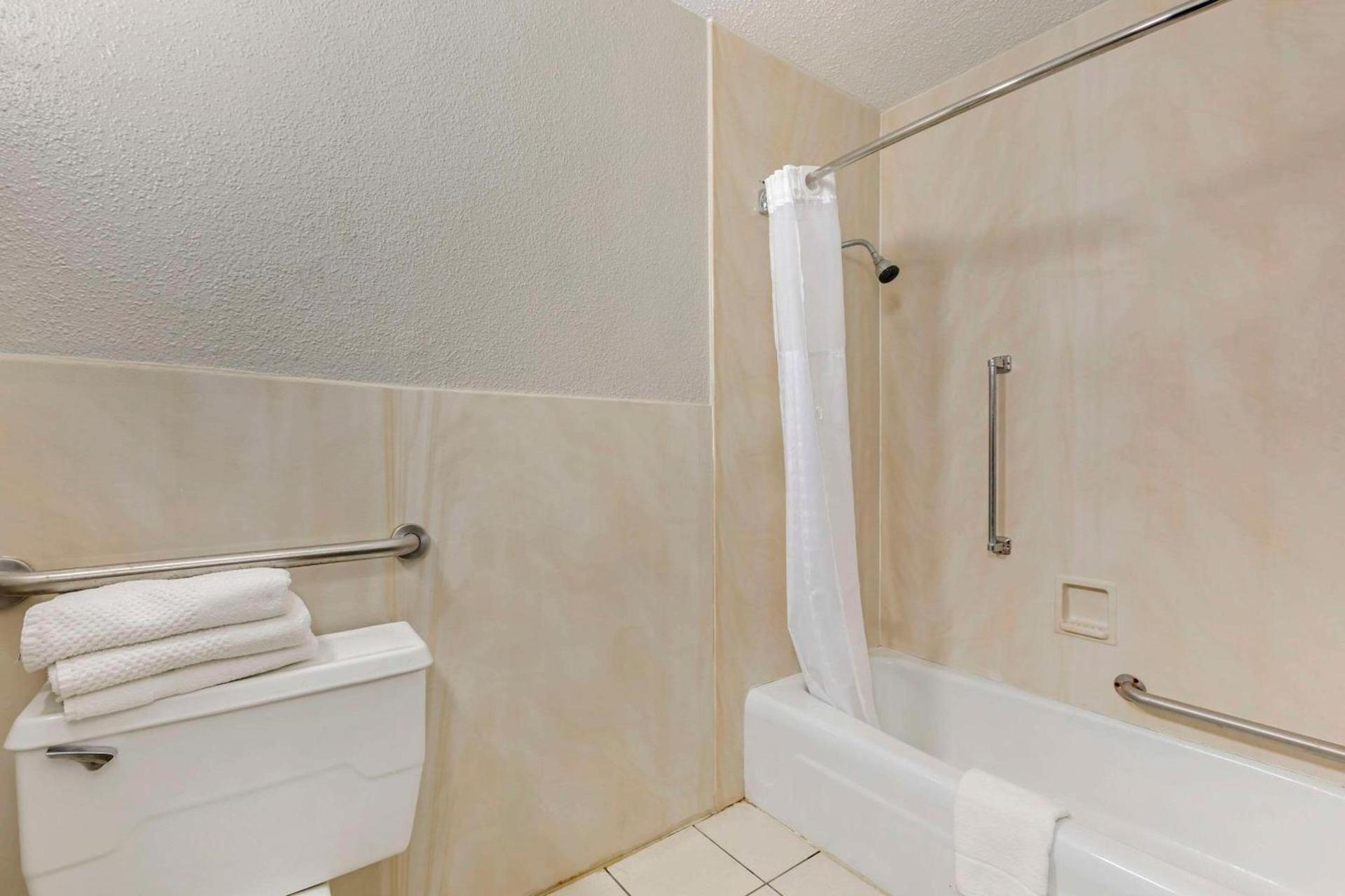 Quality Inn & Suites Santee I-95 photo 21