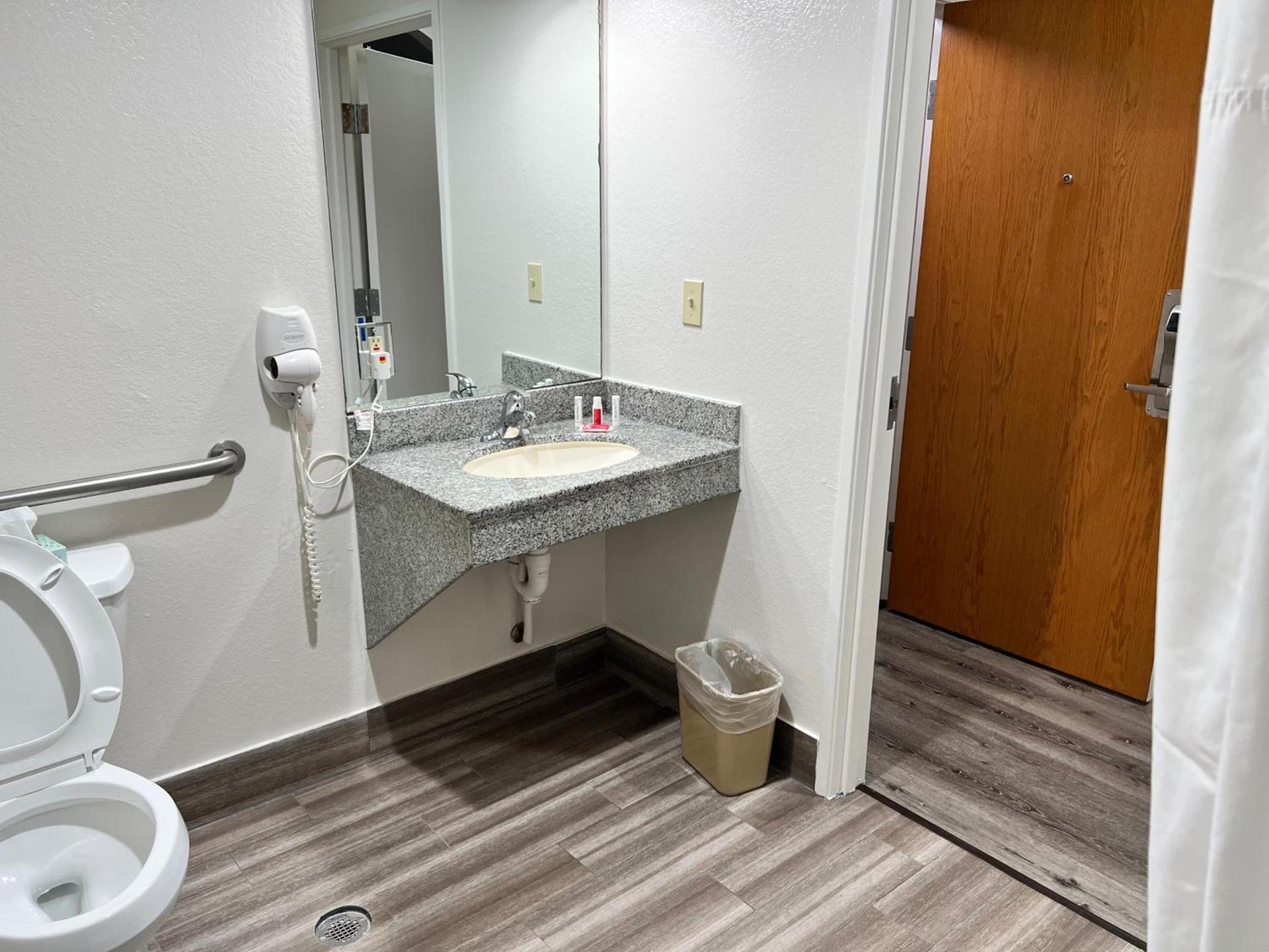 Econo Lodge Beaumont I-10 South photo 32
