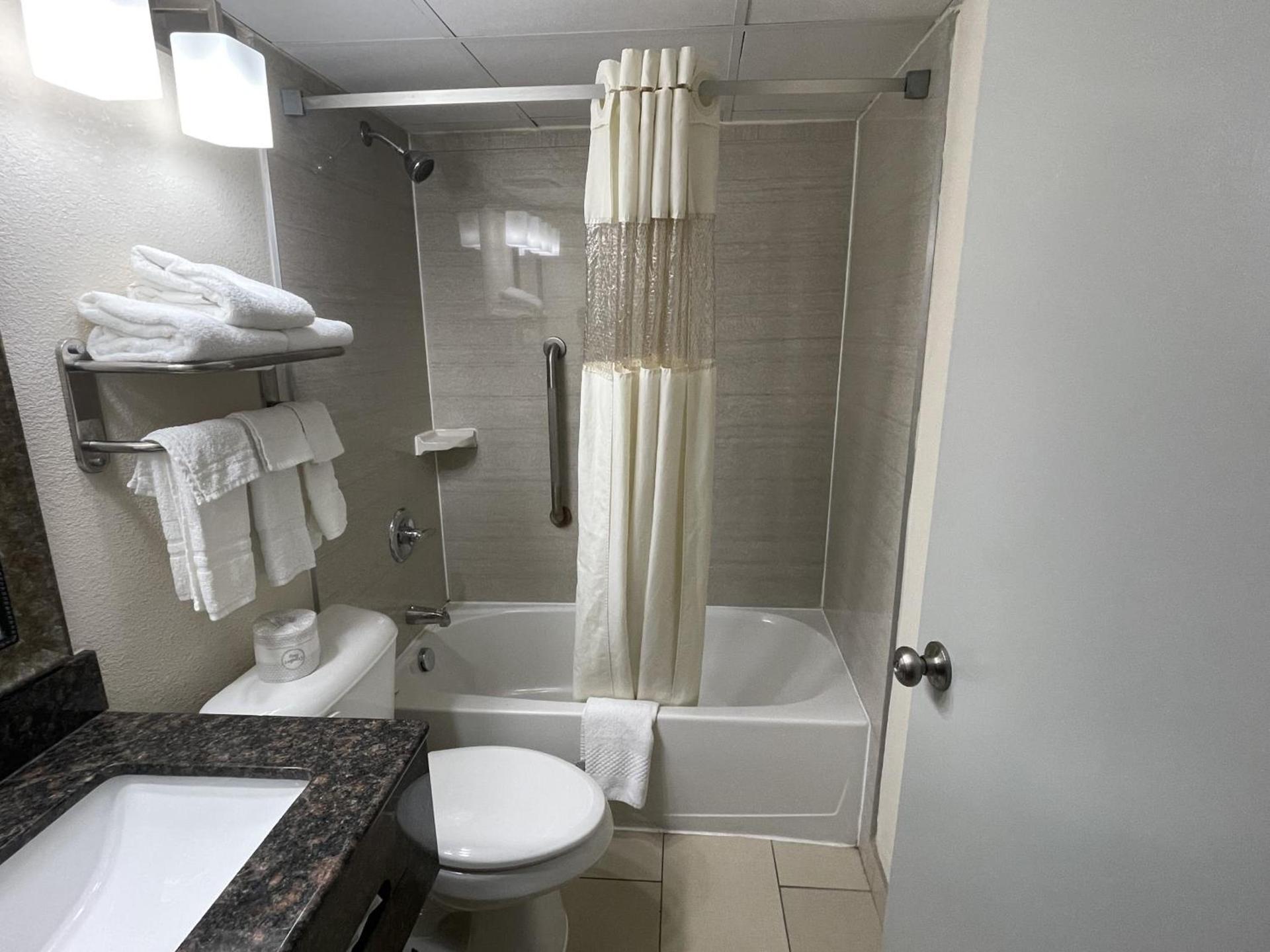 Quality Inn & Suites Cincinnati Downtown Area photo 30