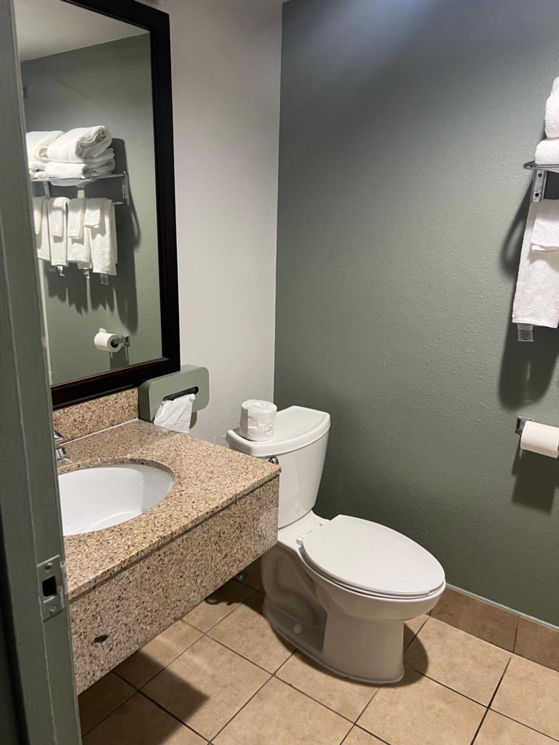 Quality Inn & Suites photo 13
