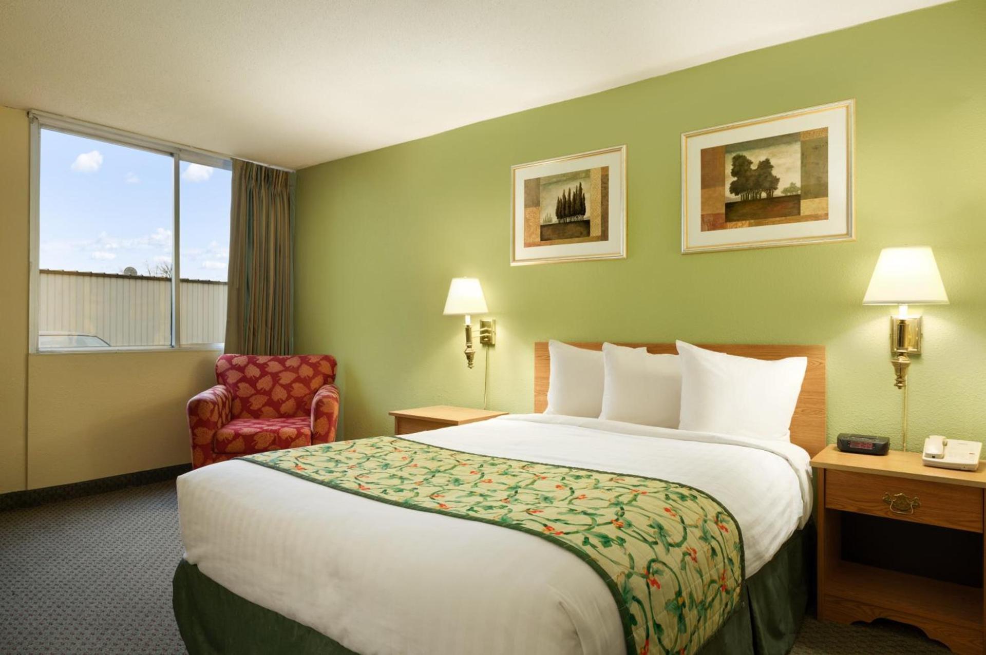 Travelodge by Wyndham Sturgis photo 10