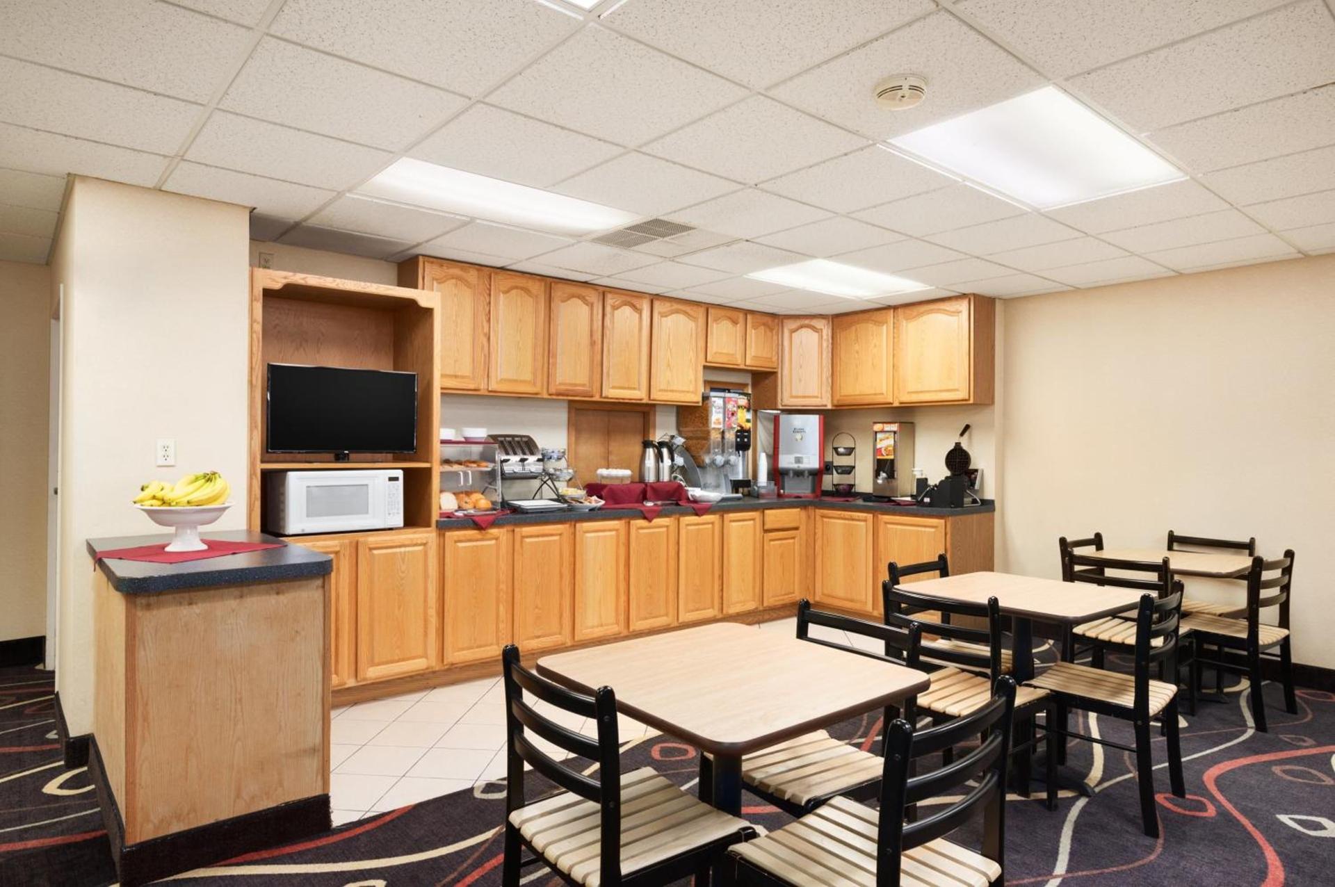 Travelodge by Wyndham Sturgis photo 8