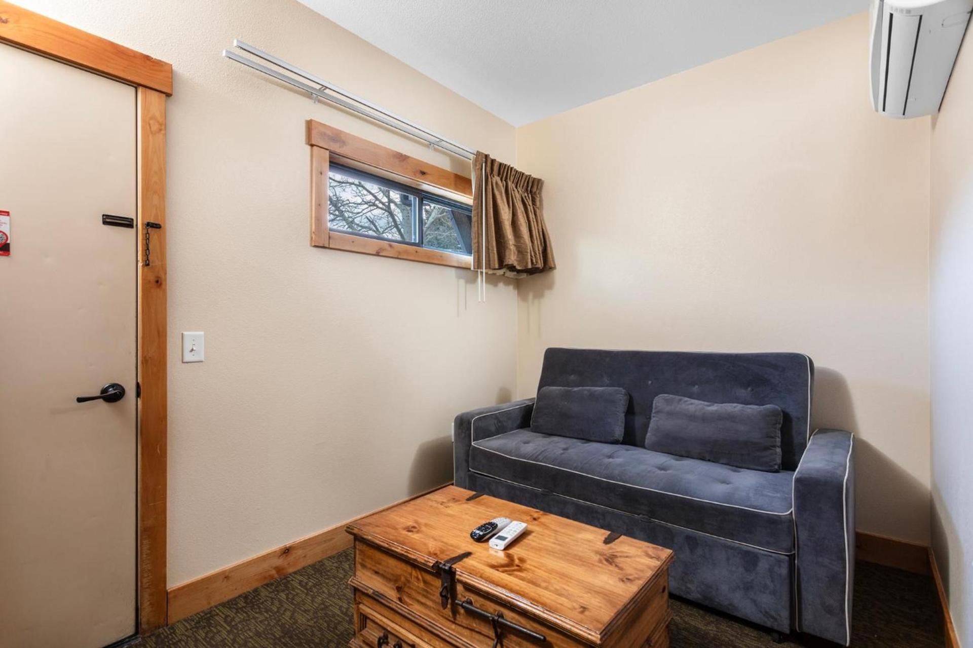 Coyote Mountain Lodge photo 56