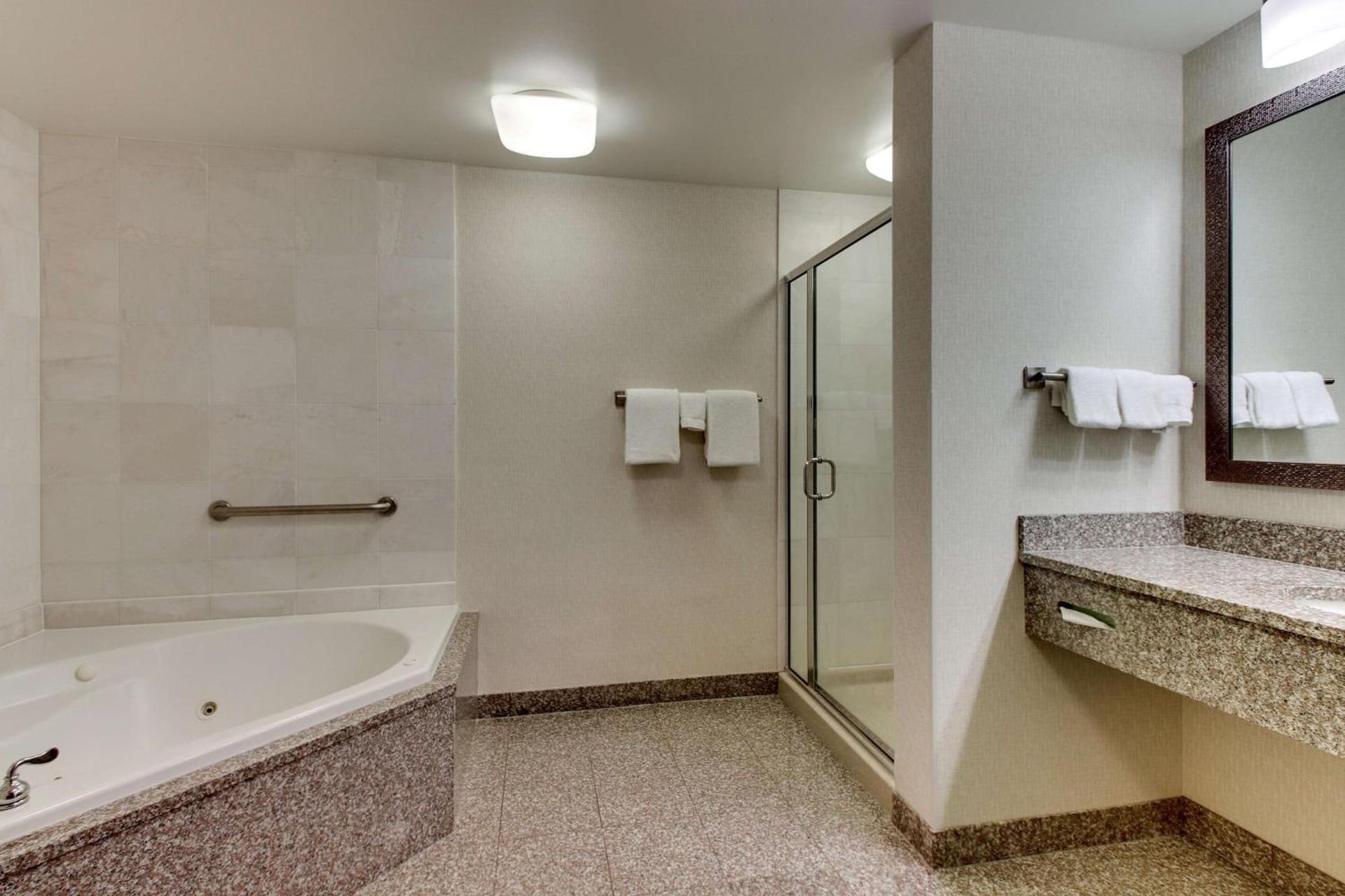 Drury Inn & Suites Meridian photo 11