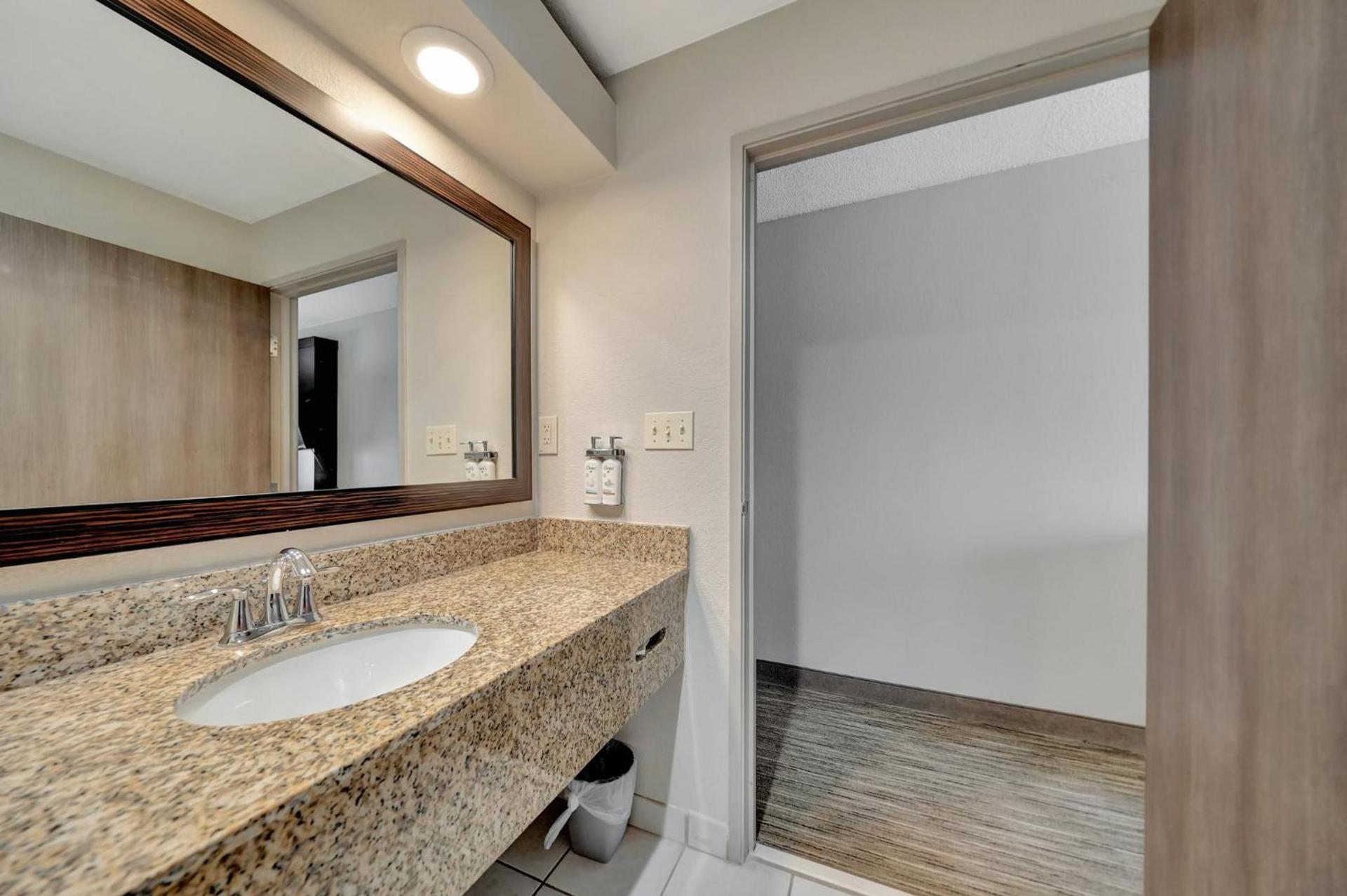 Holiday Inn Express Hotel & Suites Beatrice by IHG photo 55