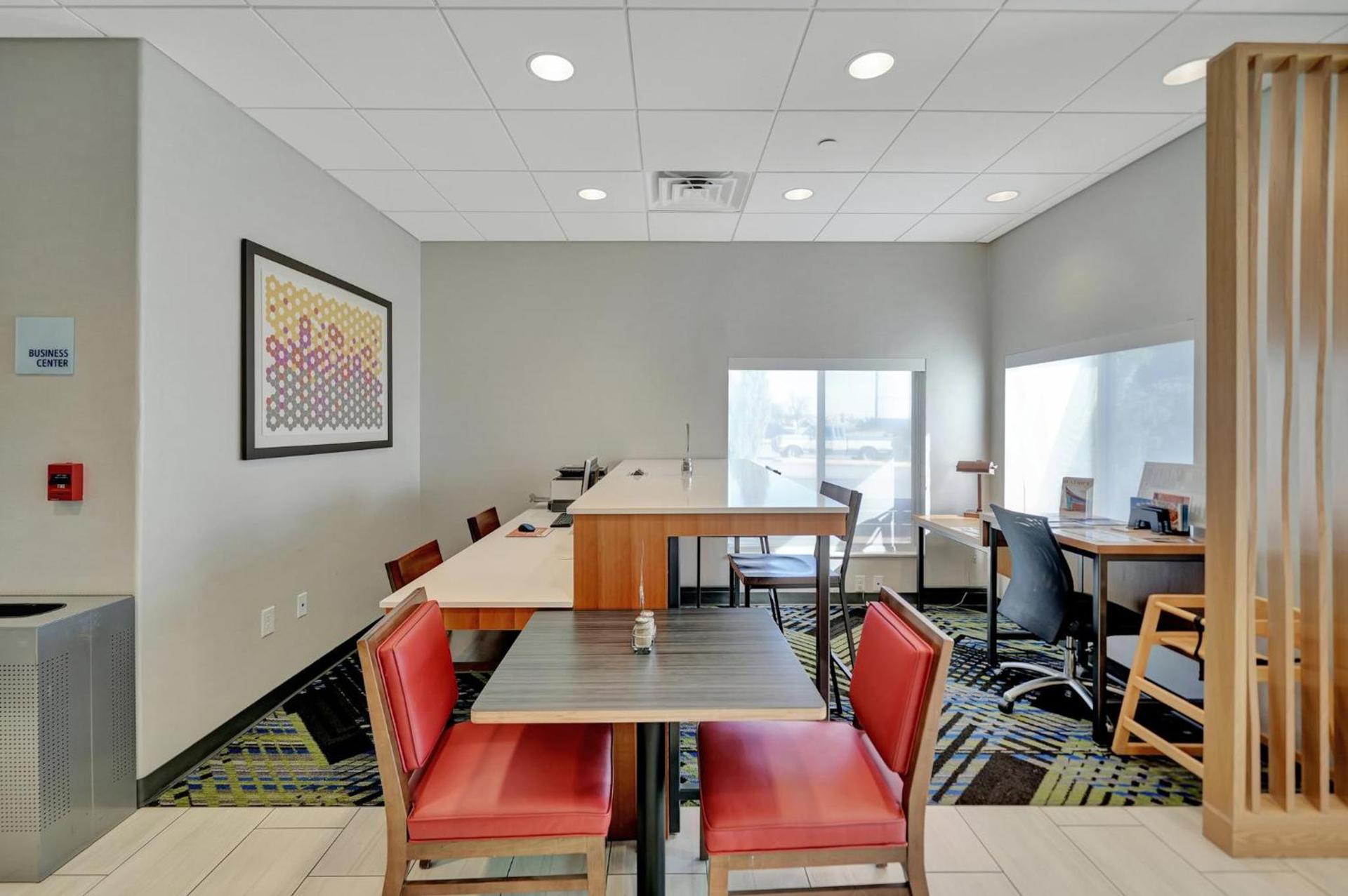 Holiday Inn Express Hotel & Suites Beatrice by IHG photo 71