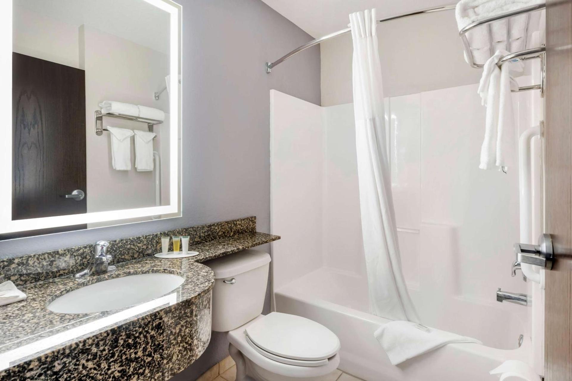 Microtel Inn & Suites by Wyndham Brooksville photo 17
