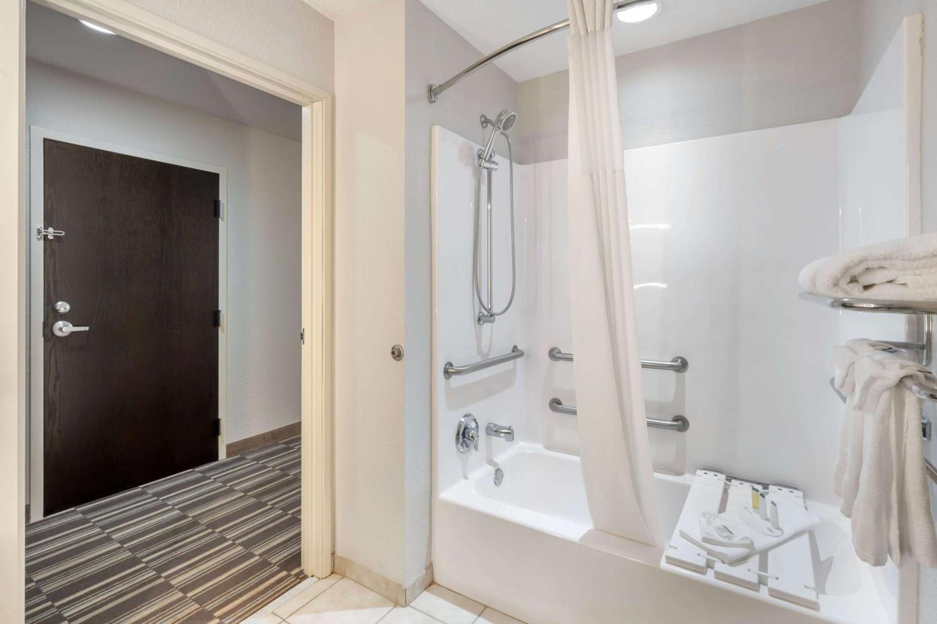 Microtel Inn & Suites by Wyndham Brooksville photo 18