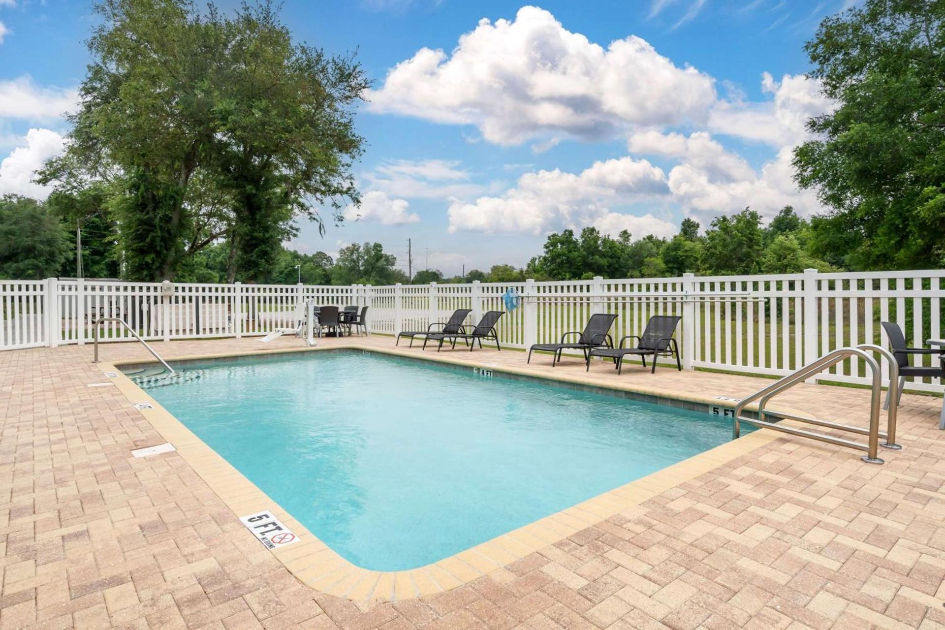 Microtel Inn & Suites by Wyndham Brooksville photo 9
