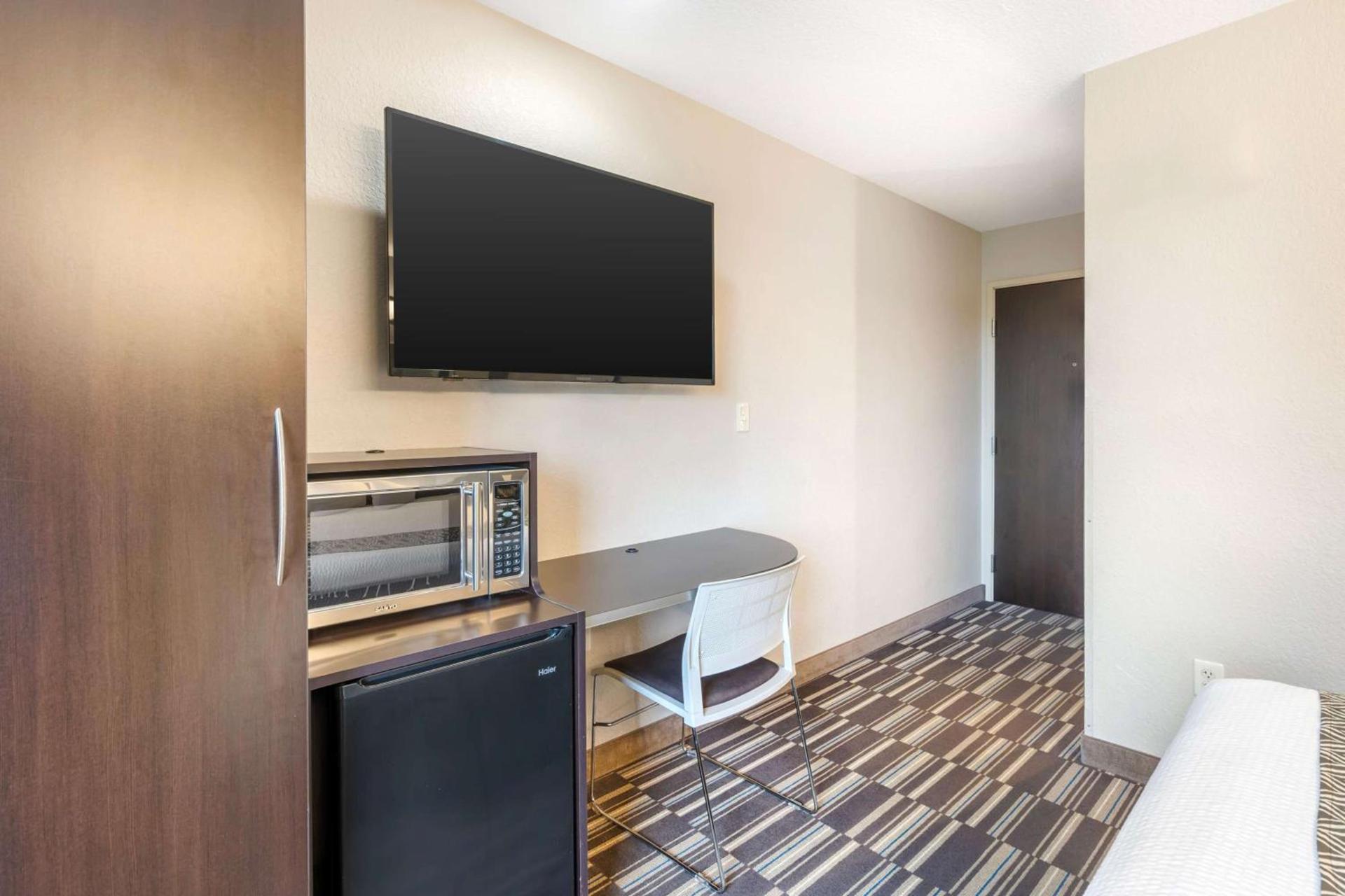 Microtel Inn & Suites by Wyndham Brooksville photo 22