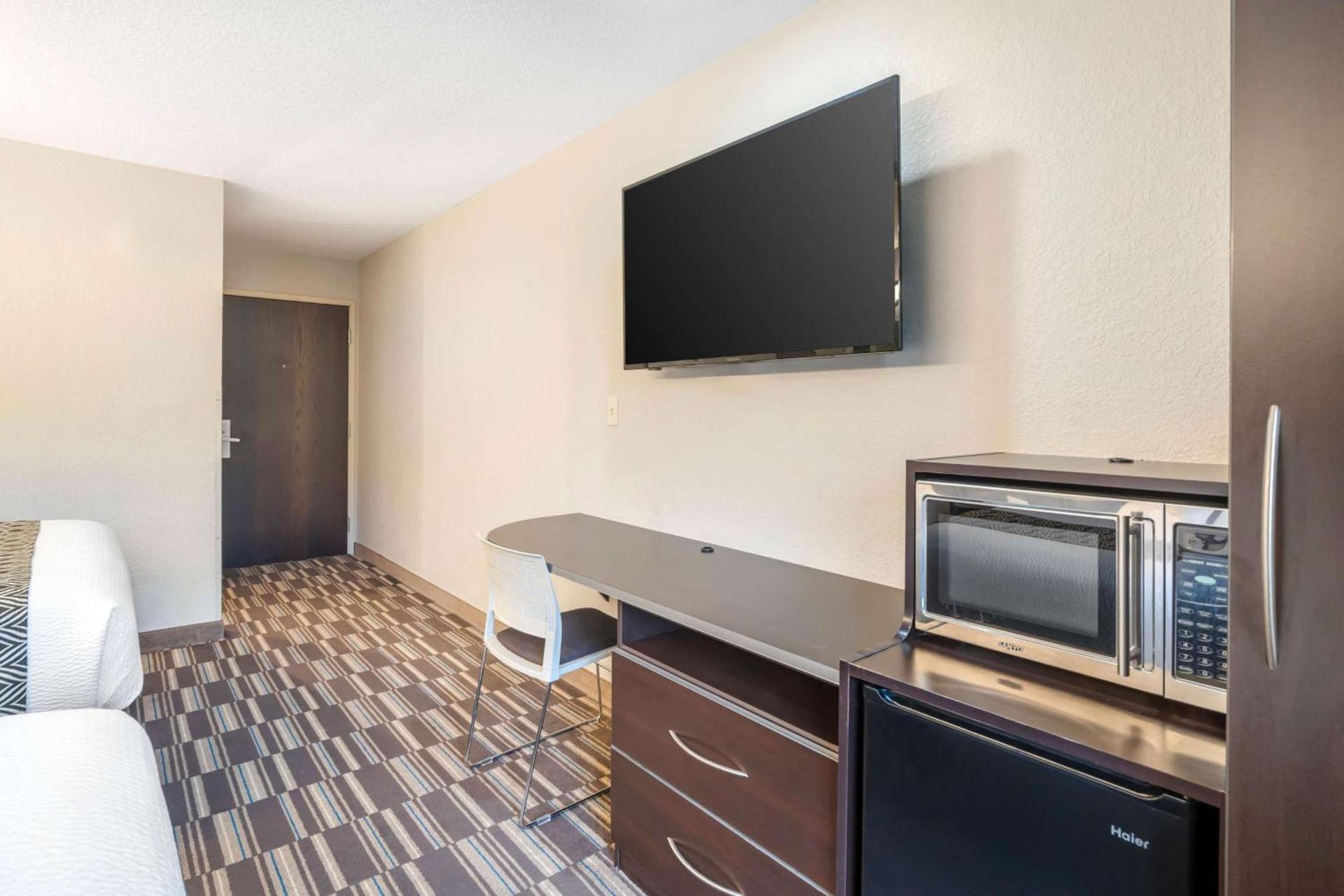 Microtel Inn & Suites by Wyndham Brooksville photo 24