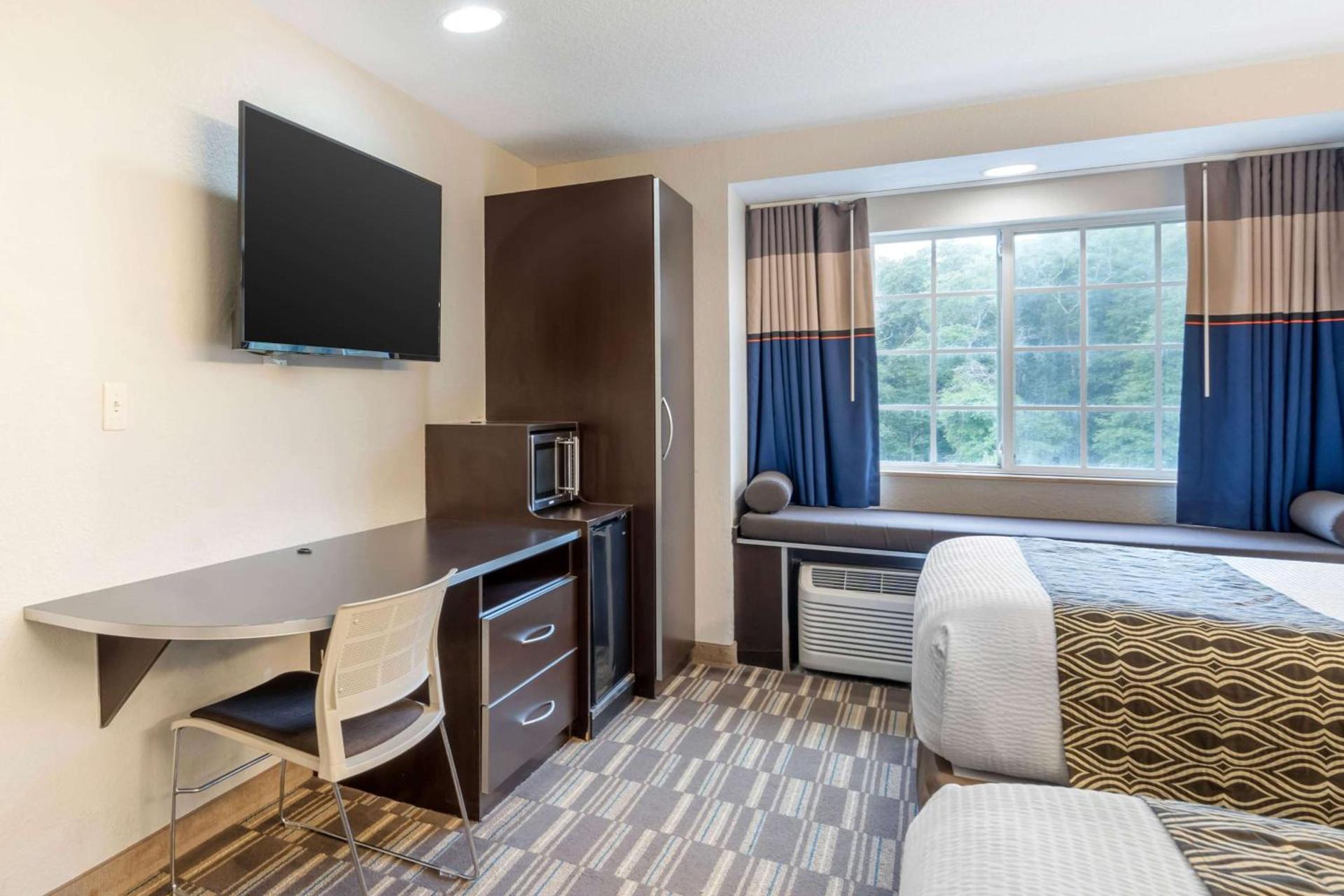 Microtel Inn & Suites by Wyndham Brooksville photo 25