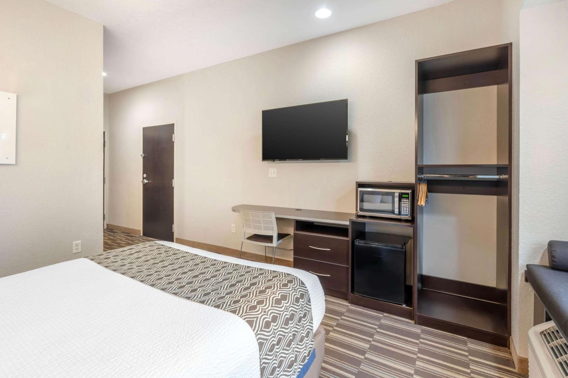 Microtel Inn & Suites by Wyndham Brooksville photo 28