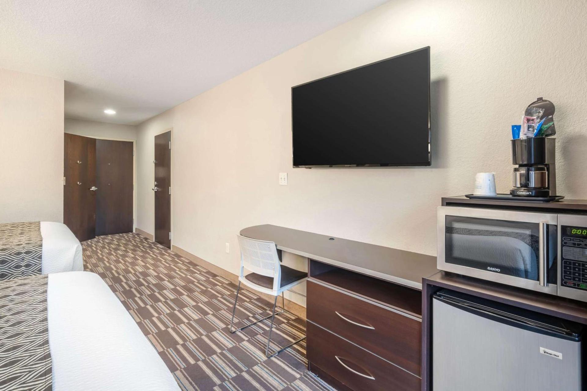 Microtel Inn & Suites by Wyndham Brooksville photo 30