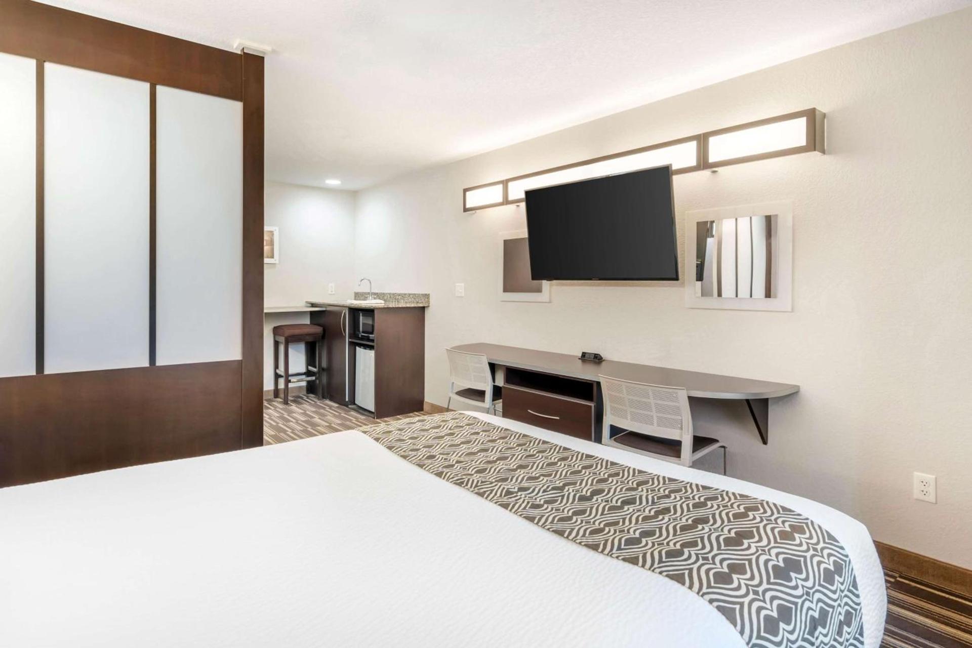 Microtel Inn & Suites by Wyndham Brooksville photo 34