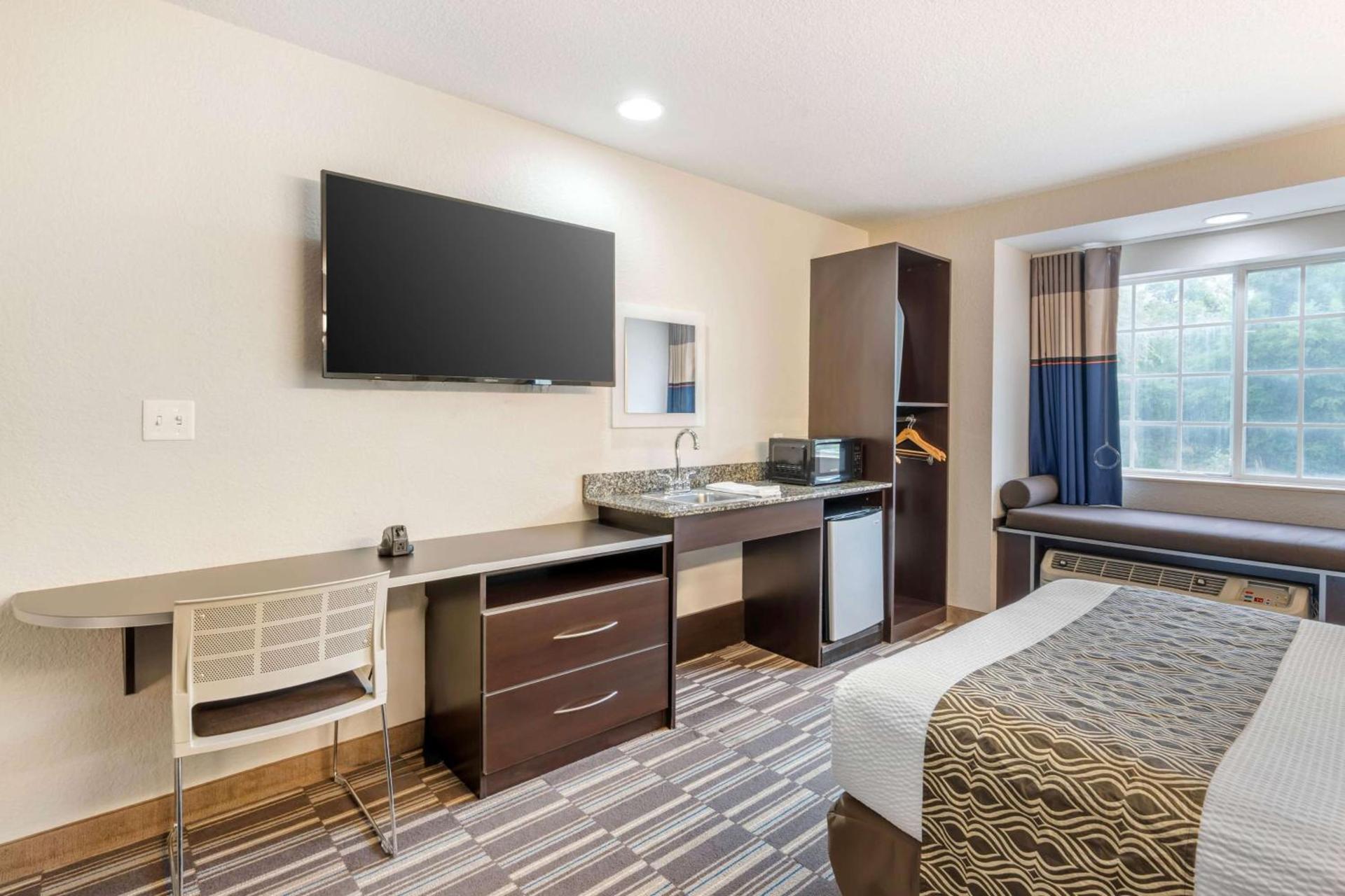 Microtel Inn & Suites by Wyndham Brooksville photo 35