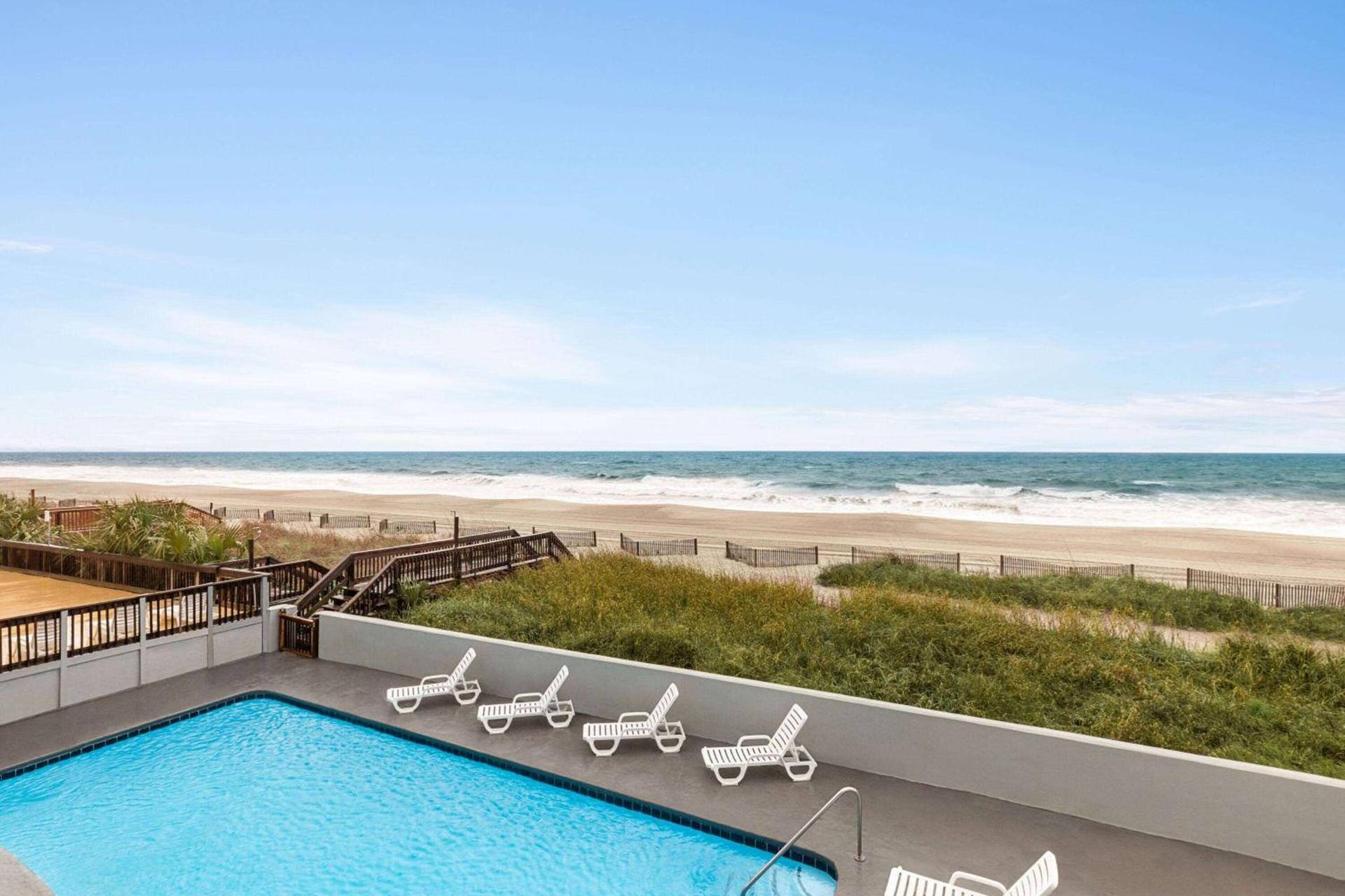 Days Inn by Wyndham Myrtle Beach-Beach Front photo 2