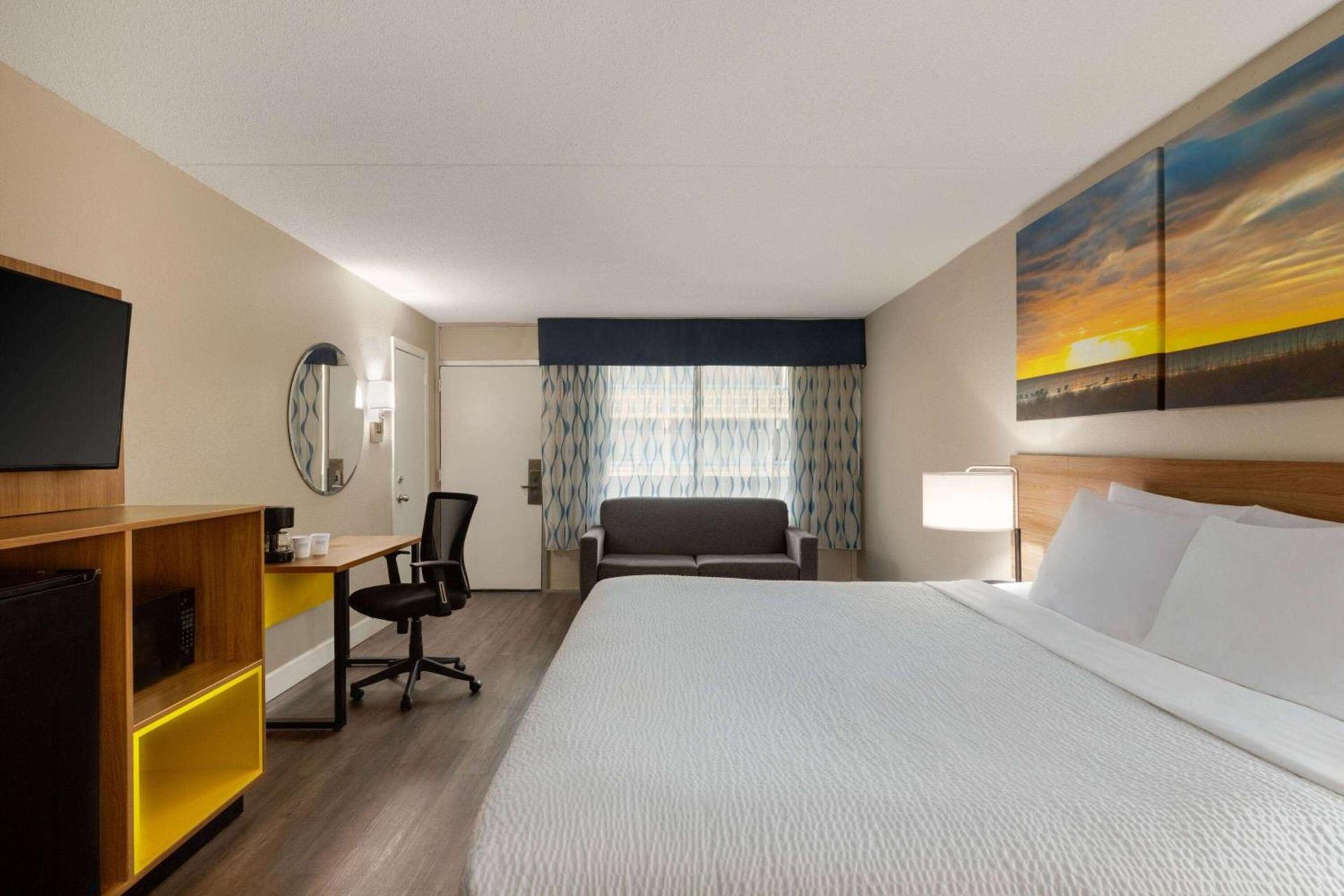 Days Inn by Wyndham Myrtle Beach-Beach Front photo 6