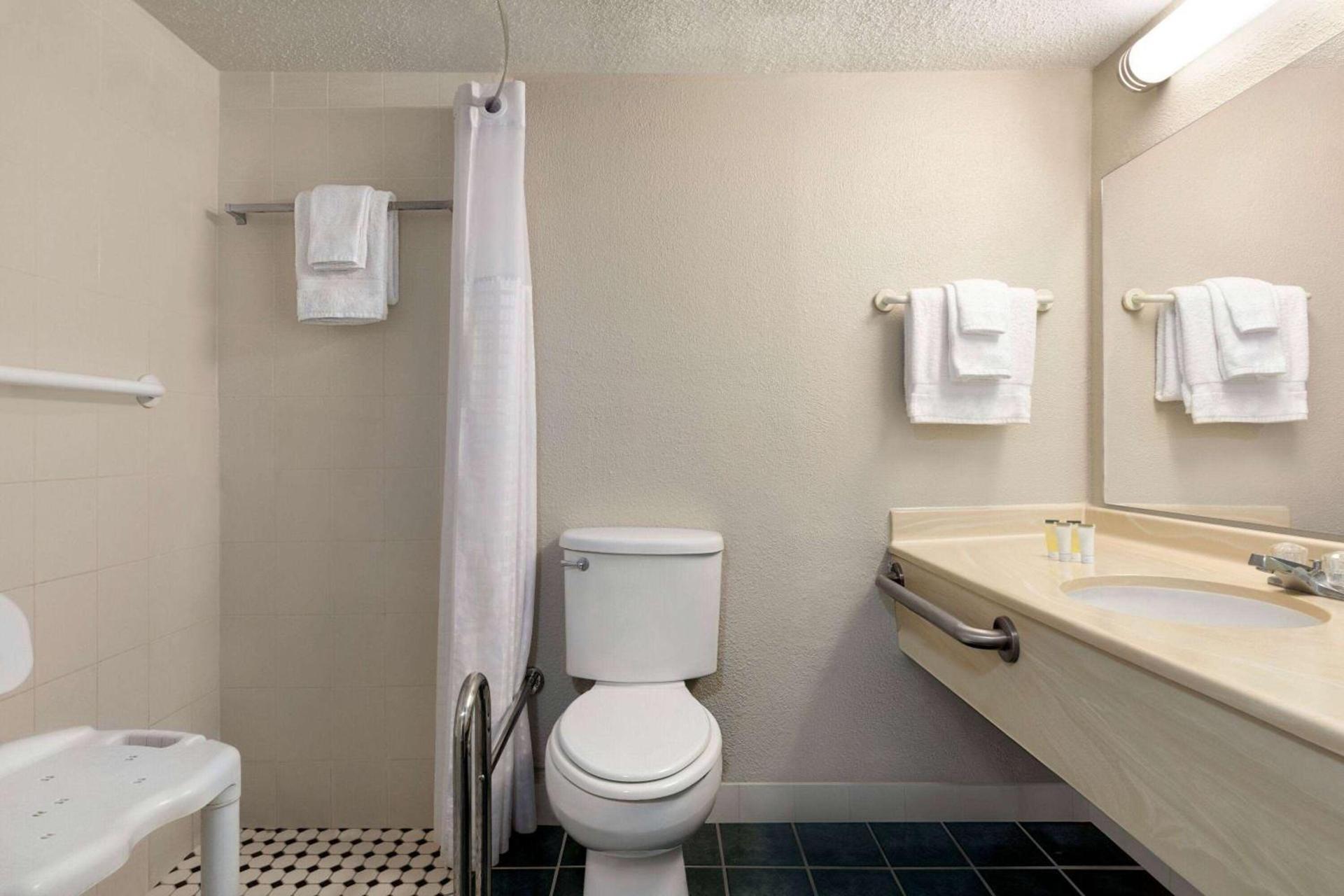 Days Inn by Wyndham Myrtle Beach-Beach Front photo 7