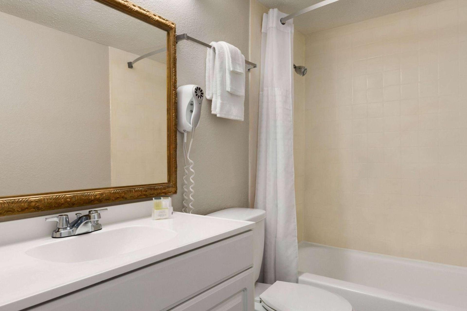 Days Inn by Wyndham Myrtle Beach-Beach Front photo 10